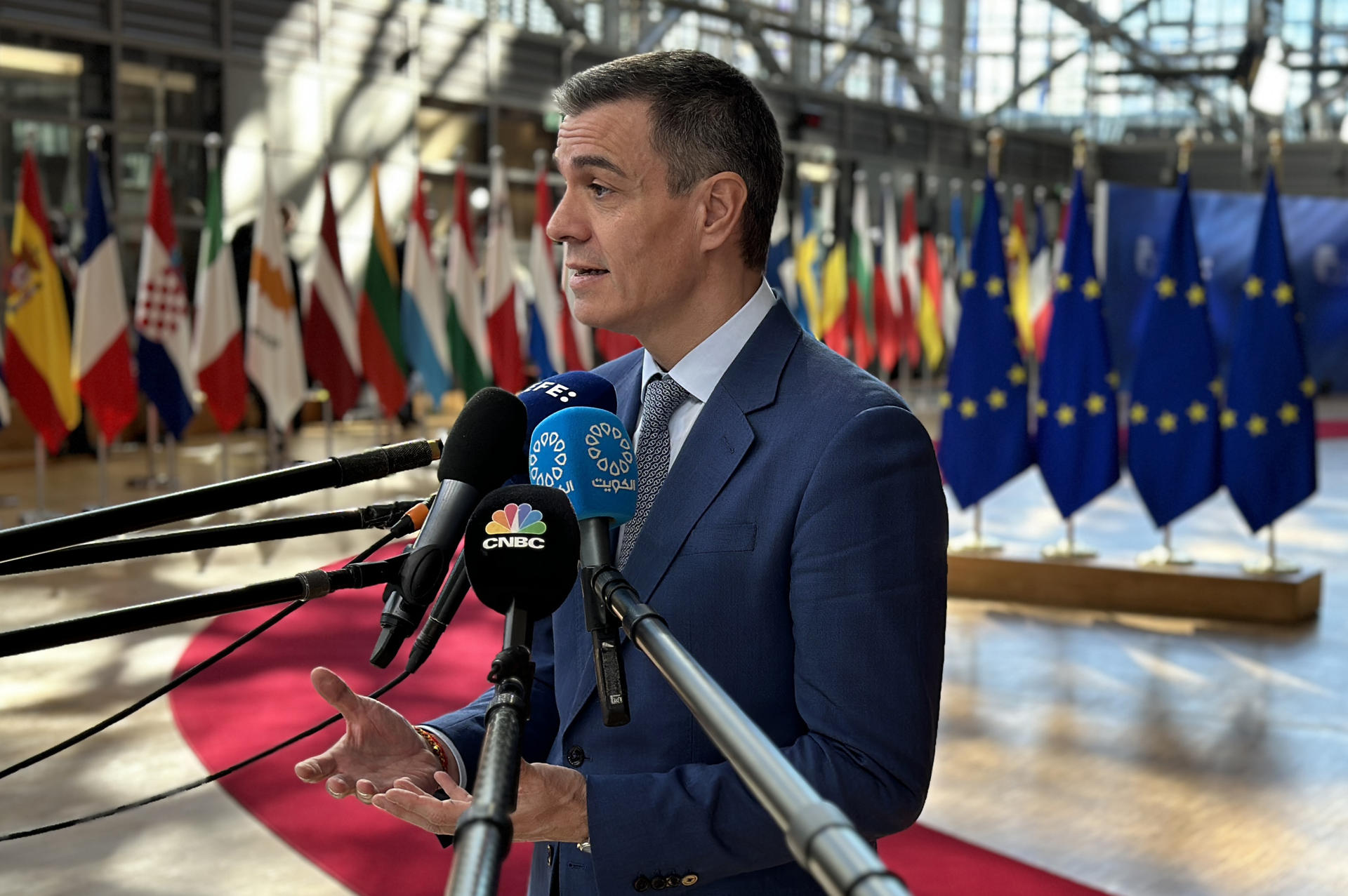 El presidente del Gobierno, Pedro Sánchez, realiza declaraciones a la prensa en Bruselas donde participa este jueves en la sesión de trabajo del Consejo Europeo. EFE/Pool Moncloa/Borja Puig de la Bellacasa/SOLO USO EDITORIAL/SOLO DISPONIBLE PARA ILUSTRAR LA NOTICIA QUE ACOMPAÑA (CRÉDITO OBLIGATORIO)
