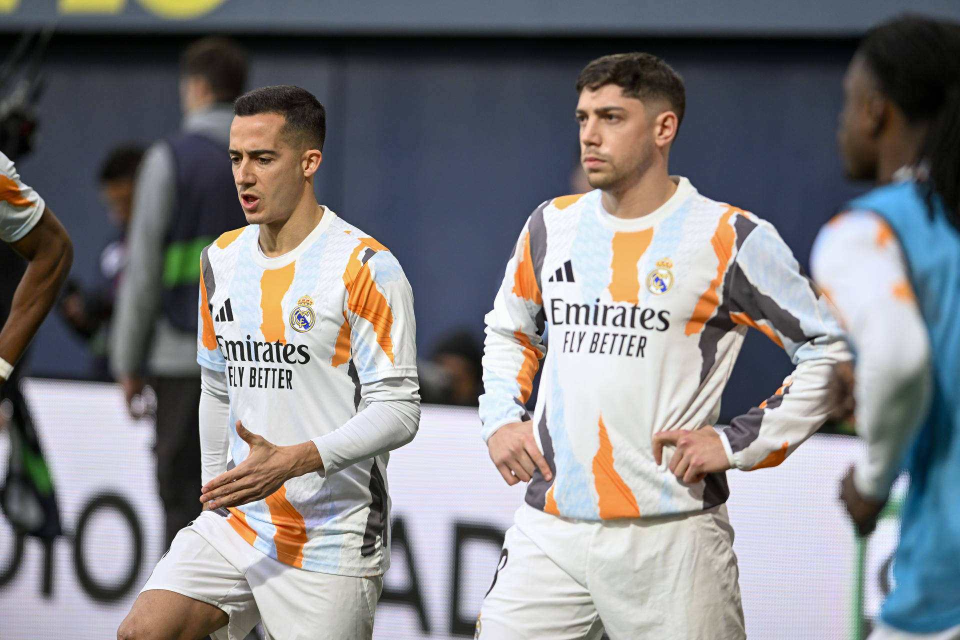Los jugadores del Real Madrid Lucas Vázquez (i) y Fede Valverde antes del partido de Liga disputado entre el Villarreal y el Real Madrid, este sábado en el Estadio de La Cerámica, en Villarreal. EFE/Andreu Esteban