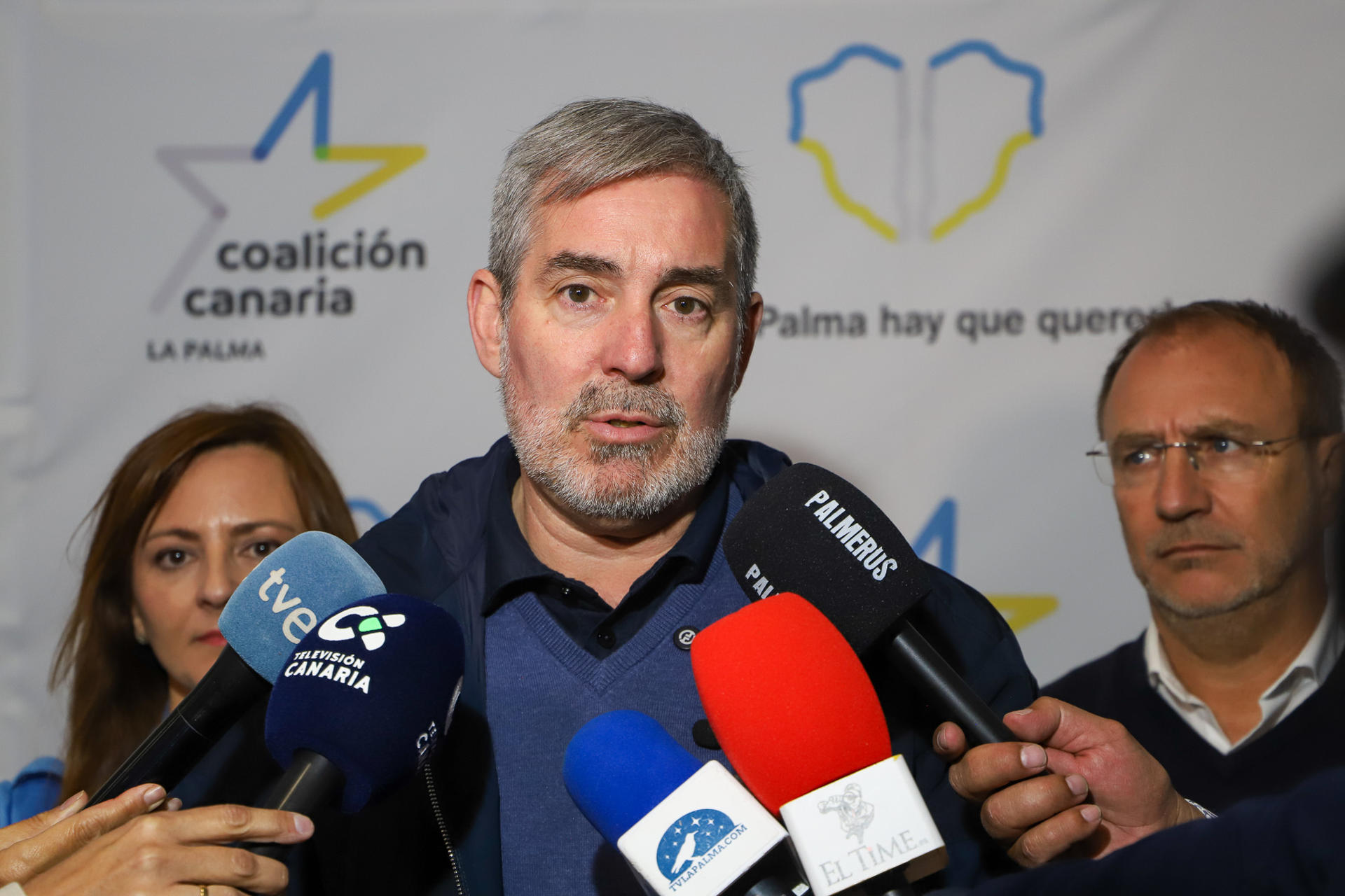 El presidente de Canarias, Fernando Clavijo, acompañado de la Consejera de Presidencia del Gobierno de Canarias, Nieves Lady Barreto, y el presidente del Cabildo de la Palma, Sergio Rodríguez, ha reiterado la importancia de la solidaridad entre comunidades autónomas en la distribución de menores extranjeros no acompañados y aseguró que el Ejecutivo regional se mantendrá vigilante para que todas las comunidades autónomas cumplan con el Decreto Ley. EFE / Luis G Morera