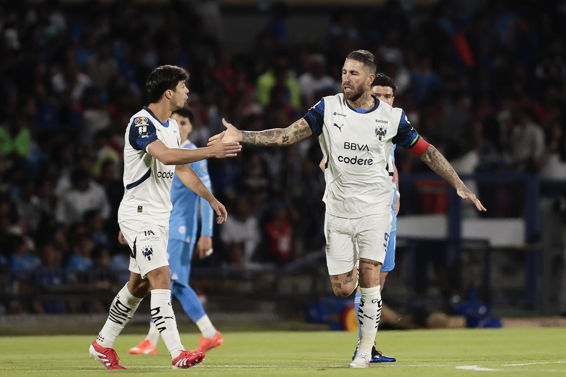 El central español Sergio Ramos es felicitado por el gol anotado este sábado para el empate 1-1 de Monterrey en el estadio Olímpico Universitario de Ciudad de México, casa del Cruz Azul. EFE/José Méndez