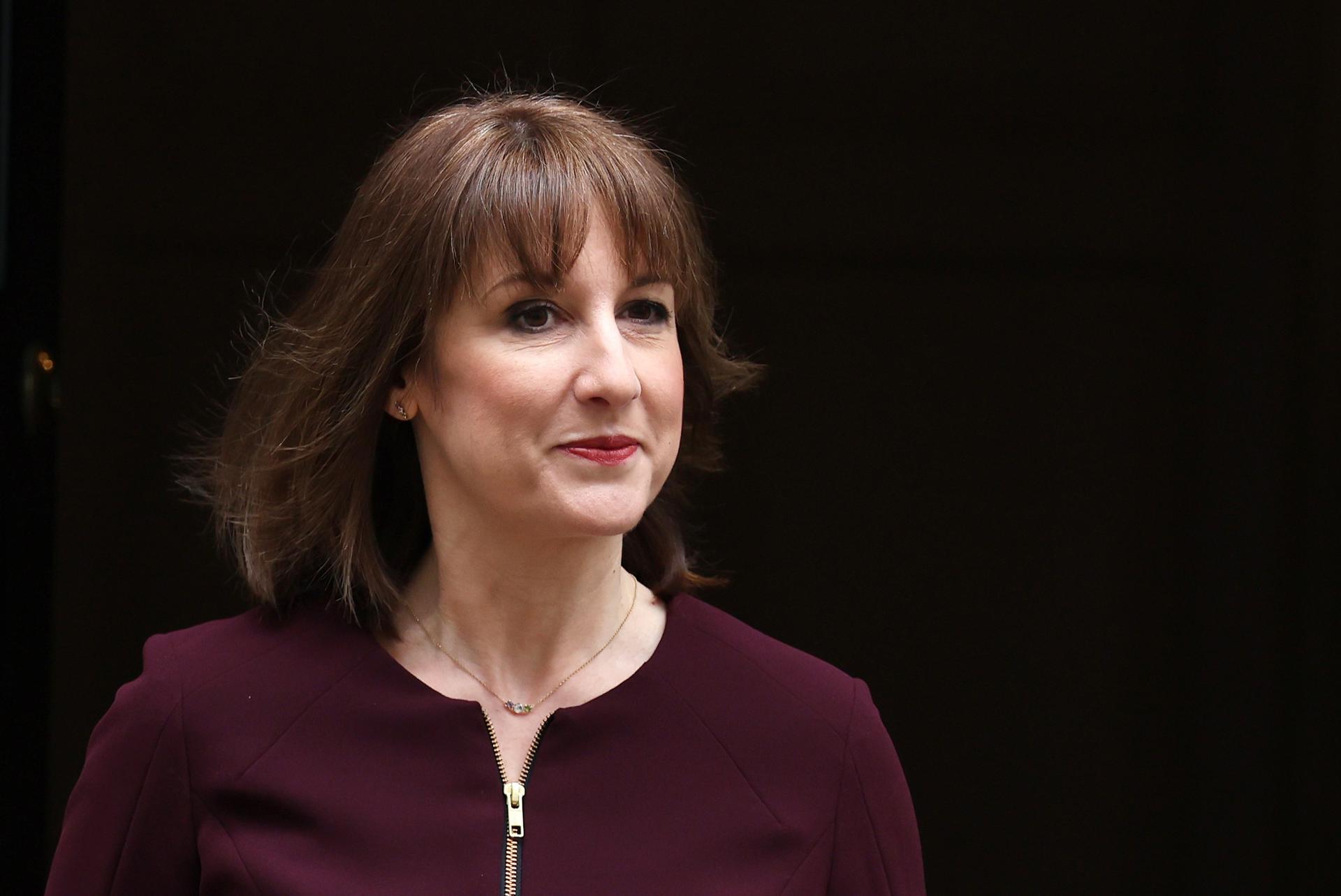 La ministra británica de Economía, Rachel Reeves, sale del 11 de Downing Street para presentar la Declaración de Primavera en el Parlamento. (Reino Unido, Londres) EFE/EPA/ANDY RAIN