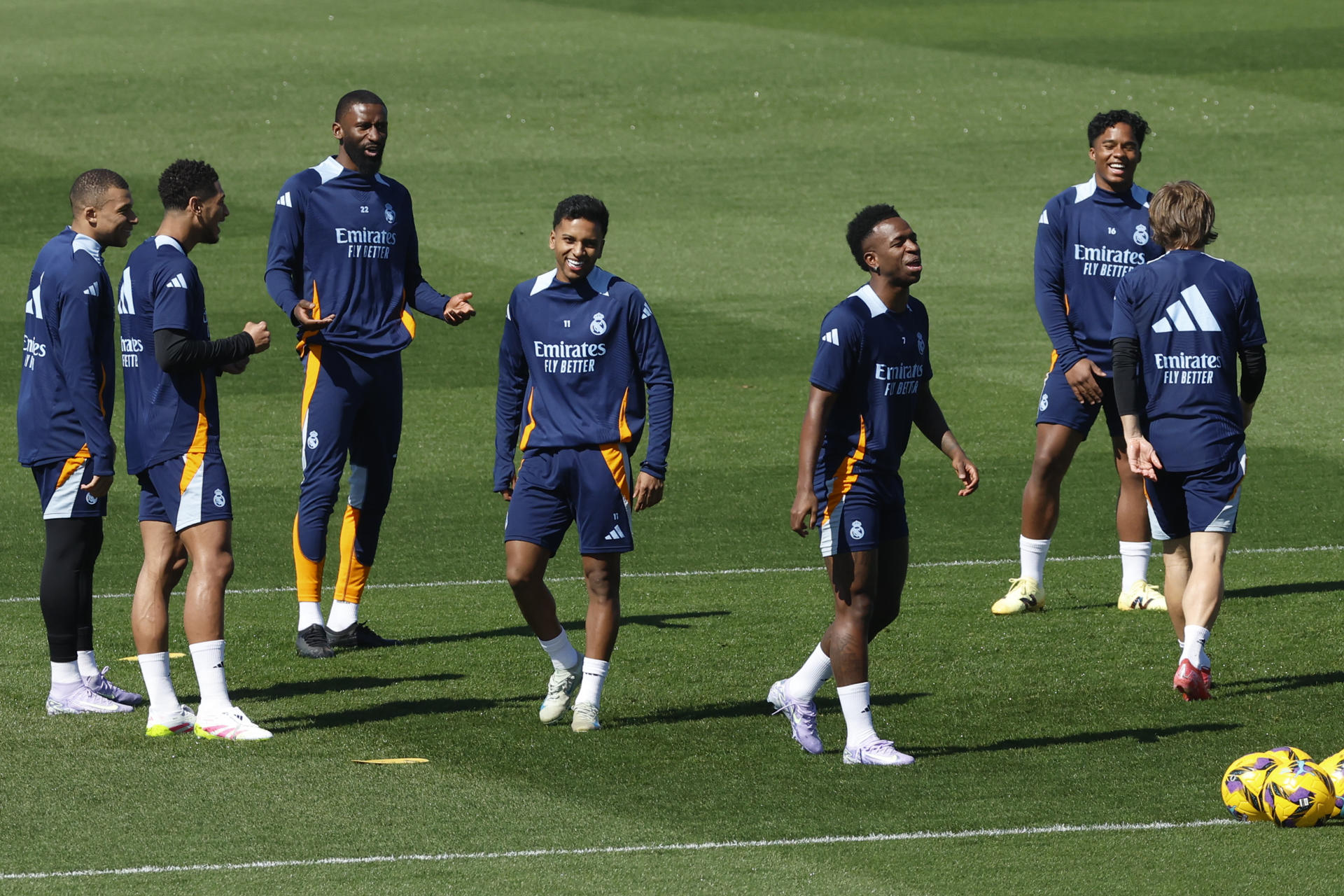 Los jugadores del Real Madrid, Kylian Mpbappé, Jude Bellingham, Antonio Rüdiger, Rodrygo, Vinicius Jr, Endrick y Luka Modrić (i a d), durante el entrenamiento del equipo este viernes en Valdebebas. EFE/ Mariscal