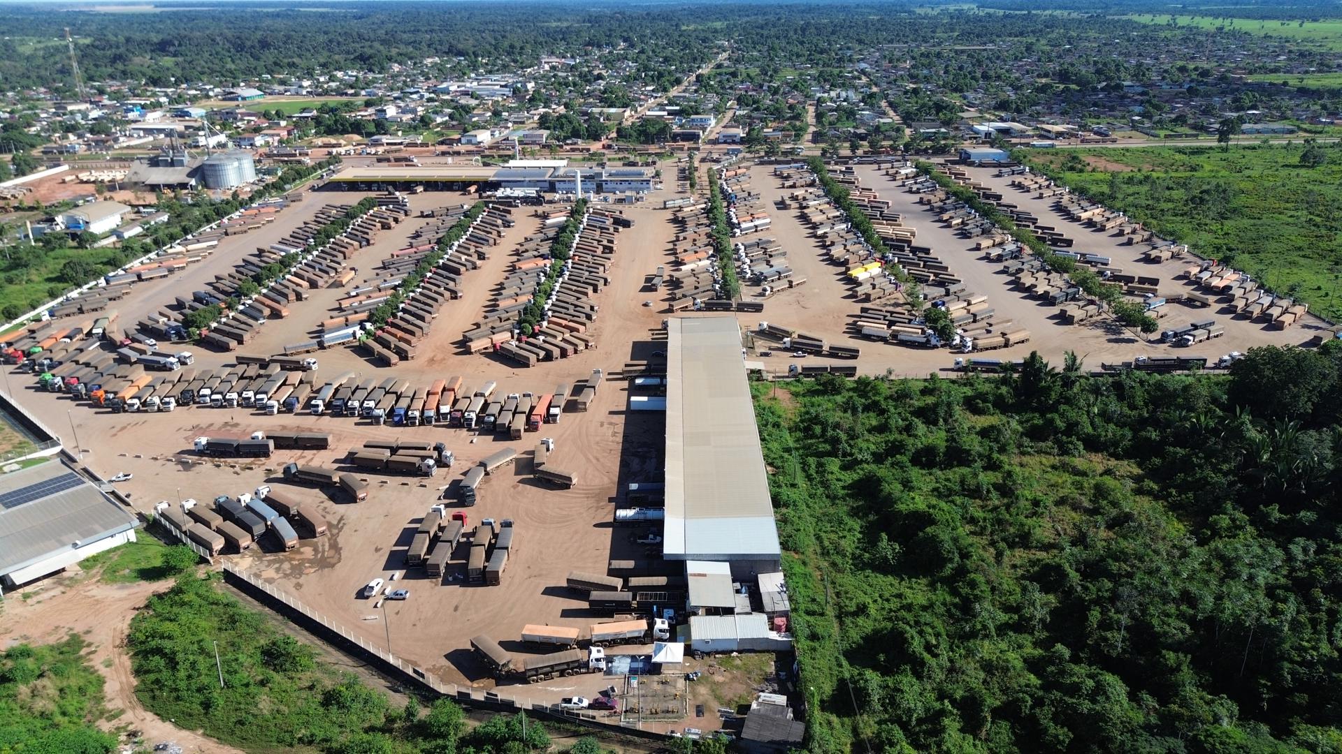 Fotografía aérea que muestra camiones estacionados en el puerto fluvial de Porto Velho este 21 de marzo de 2025, en Candeias do Jamari (Brasil). EFE/ Francisco Costa
