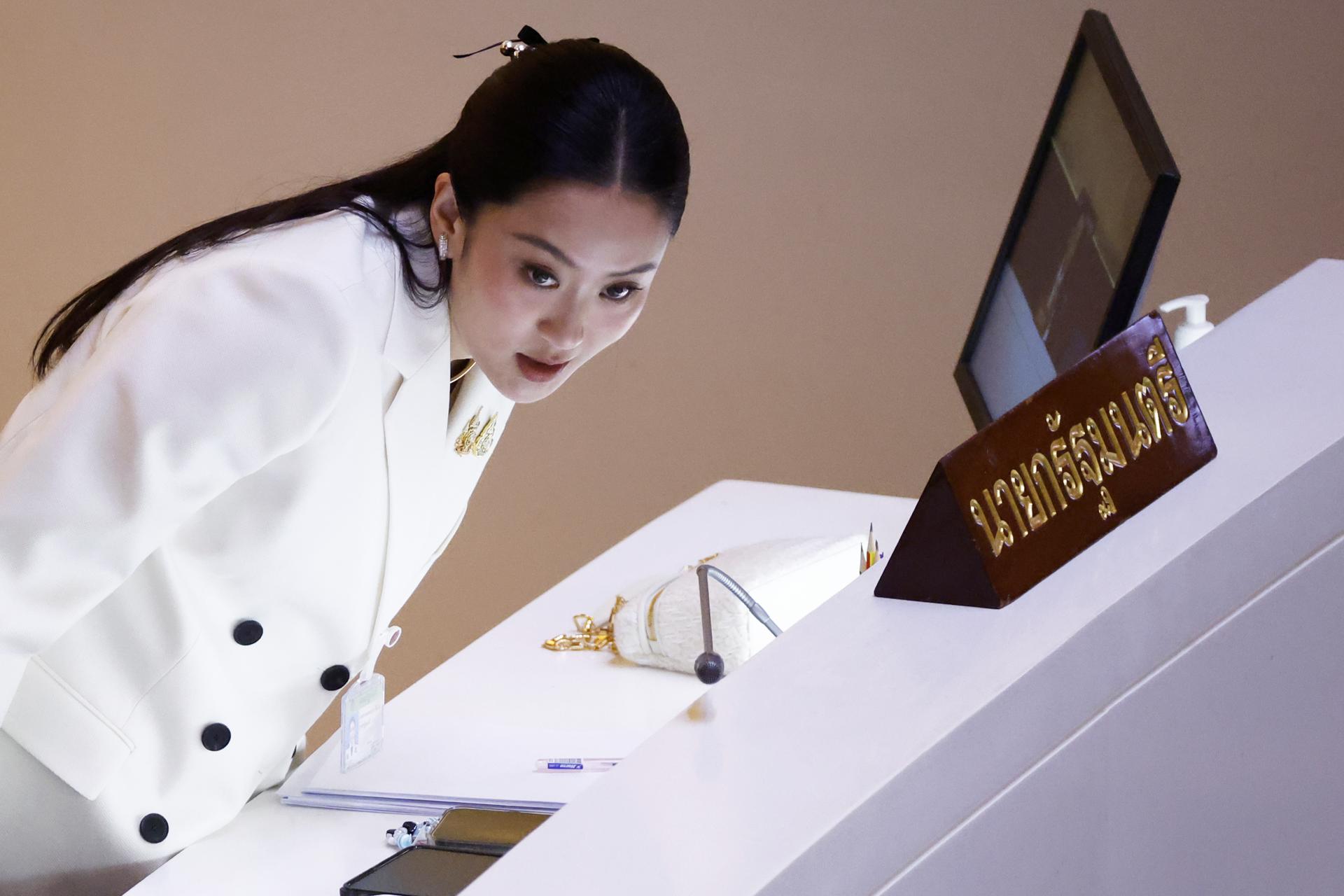 La primera ministra de Tailandia, Paetongtarn Shinawatra, durante el debate el lunes de la moción de confianza presentada en su contra en el Parlamento.
EFE/EPA/NARONG SANGNAK