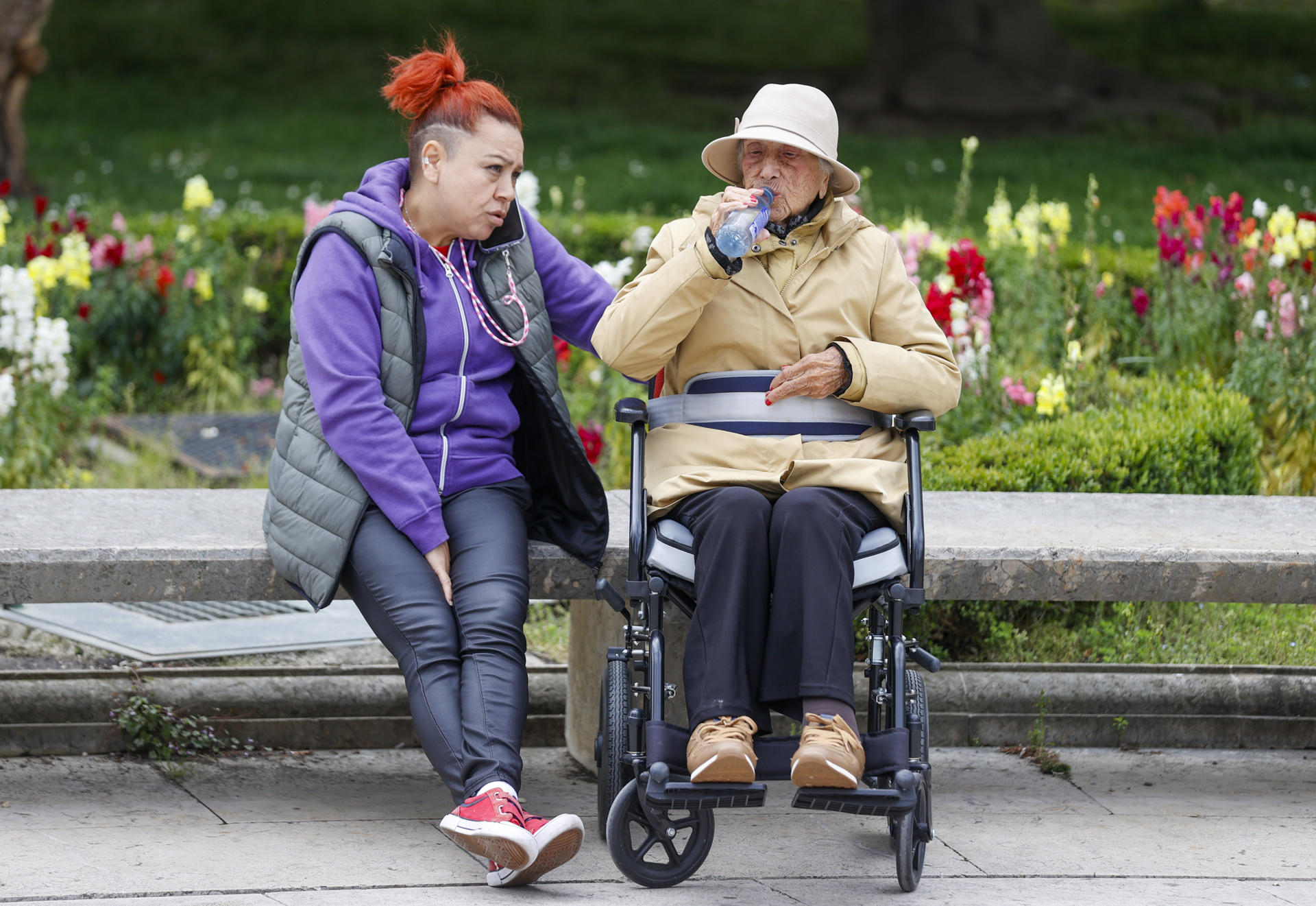 Imagen de archivo de una mujer dependiente junto a su cuidadora en un parque. EFE/Luis Tejido