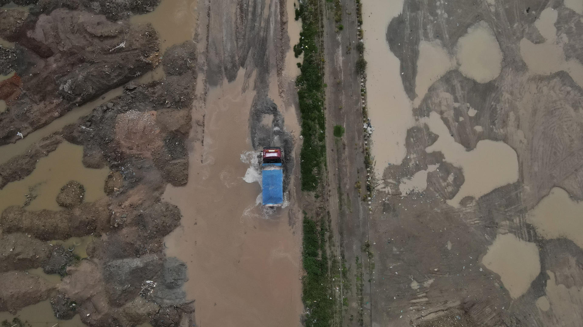 Fotografía de archivo que muestra un vehículo movilizándose por una vía afectada, inundada por las lluvias en Viacha (Bolivia). EFE/Luis Gandarillas