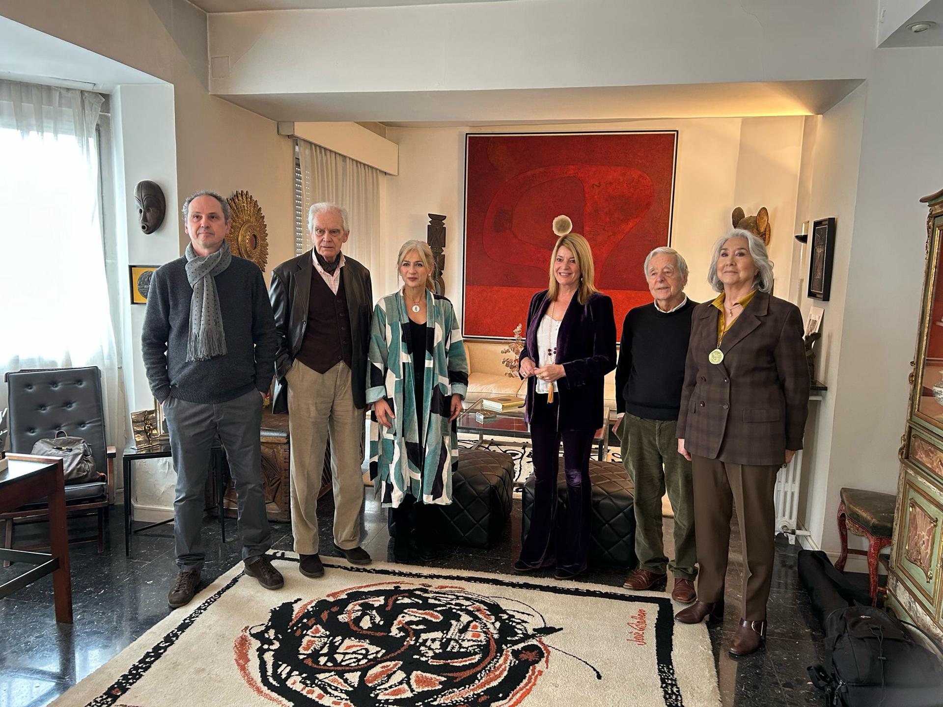 La consejera de Cultura y Deporte, Patricia del Pozo(3i),junto a la alcaldesa de Huelva, Pilar Miranda (3d), y los patronos de la Fundación Caballero-Thomas de Carranza, durante la formalización para que el legado del pintor onubense José Caballero (1913-1991), referente de las vanguardias artísticas del siglo XX y miembro de la Generación del 27, regrese a Huelva, su ciudad natal, y se exhiba en el futuro Museo de Bellas Artes ubicado en el antiguo edificio del Banco de España, este viernes en Madrid. EFE/Junta de Andalucía //SOLO USO EDITORIAL/SOLO DISPONIBLE PARA ILUSTRAR LA NOTICIA QUE ACOMPAÑA (CRÉDITO OBLIGATORIO)//