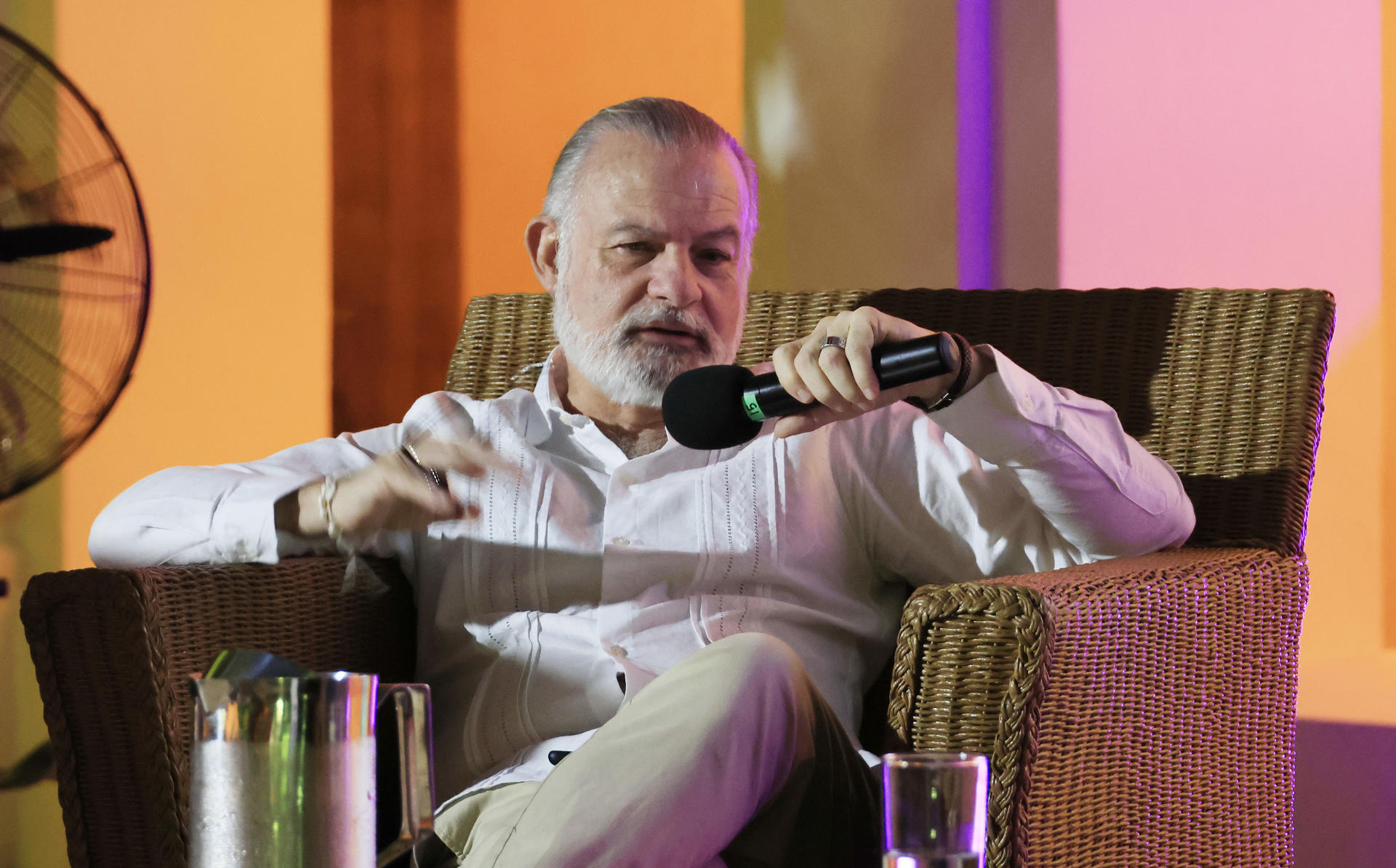 El presidente de la Asociación de Editores de Medios de la Unión Europea y de América Latina, EditoRed, Jesús González (i), habla durante la clausura del VIII Congreso de Editores de Medios de Europa y América Latina (VIII CELAC-UE) este miércoles, en Cartagena (Colombia). EFE/ Ricardo Maldonado Rozo
