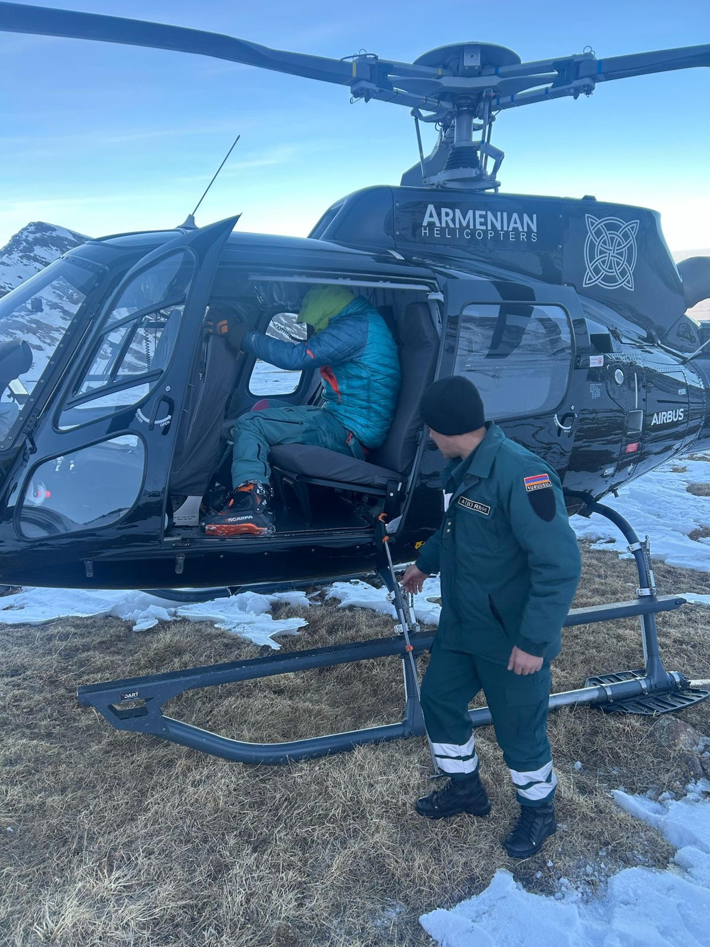 Imagen de los efectivos de salvamento que buscaron bajo la nieve al montañero español desaparecido en la cara norte de Aragots, un volcán inactivo situado en el oeste de Armenia. EFE/ Ministerio Del Interior De Armenia SOLO USO EDITORIAL SOLO DISPONIBLE PARA ILUSTRAR LA NOTICIA QUE ACOMPAÑA (CRÉDITO OBLIGATORIO)