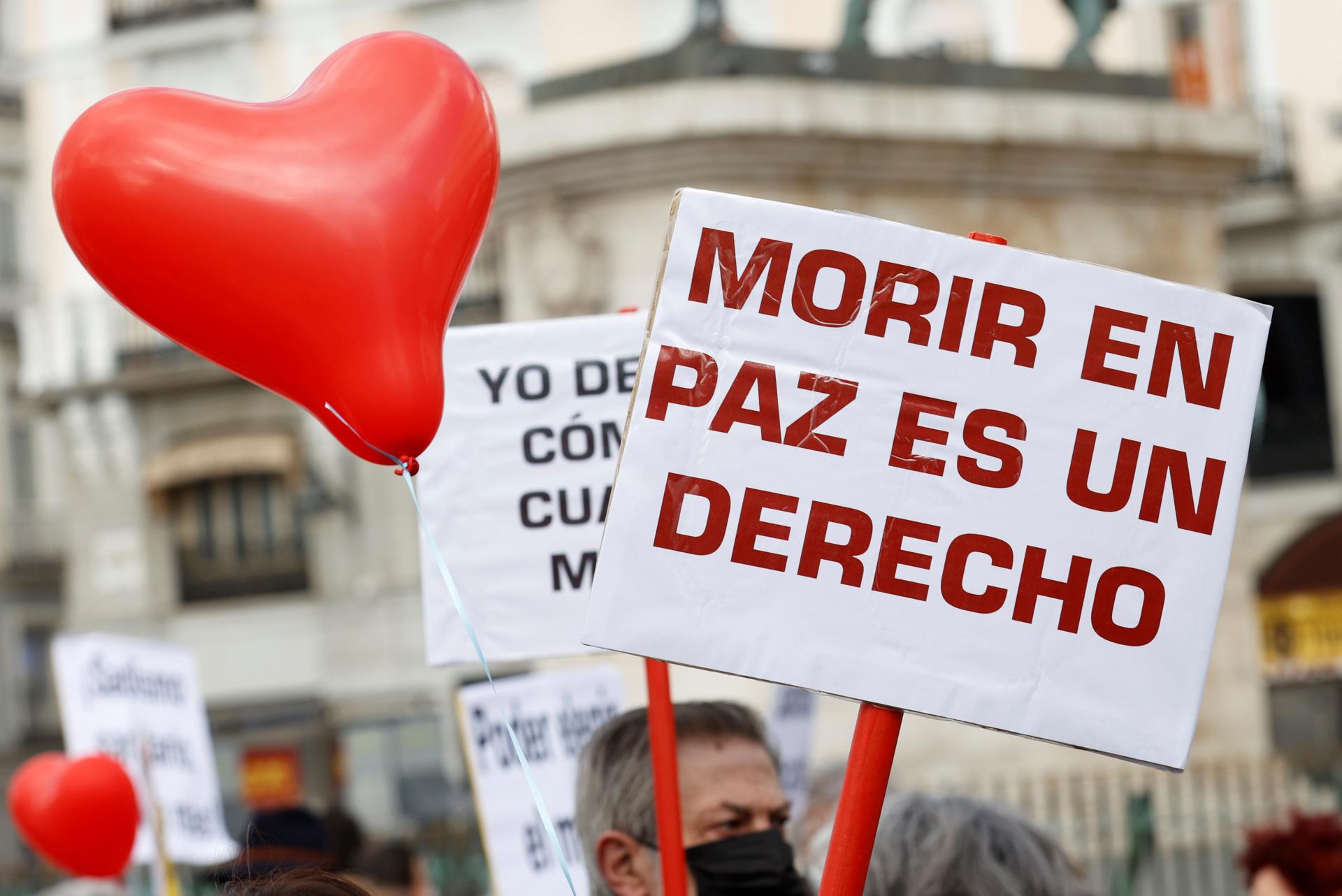 Imagen de archivo de una concentración de la asociación Derecho a Morir Dignamente. EFE/ Chema Moya