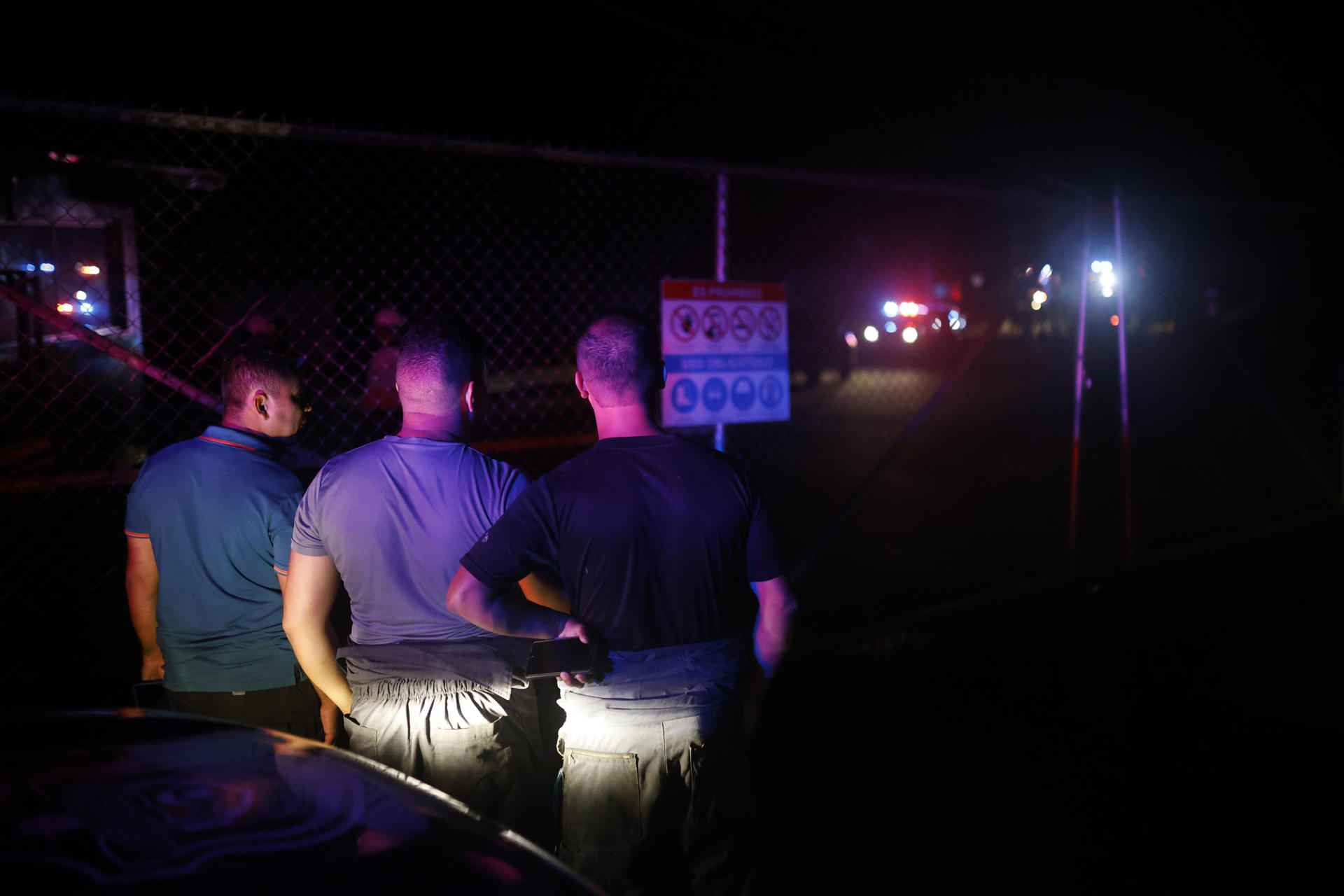Personas reaccionan en una zona este domingo, luego que se presentara un incendio en una termoeléctrica en la provincia de La Chorrera (Panamá). EFE/ Bienvenido Velasco