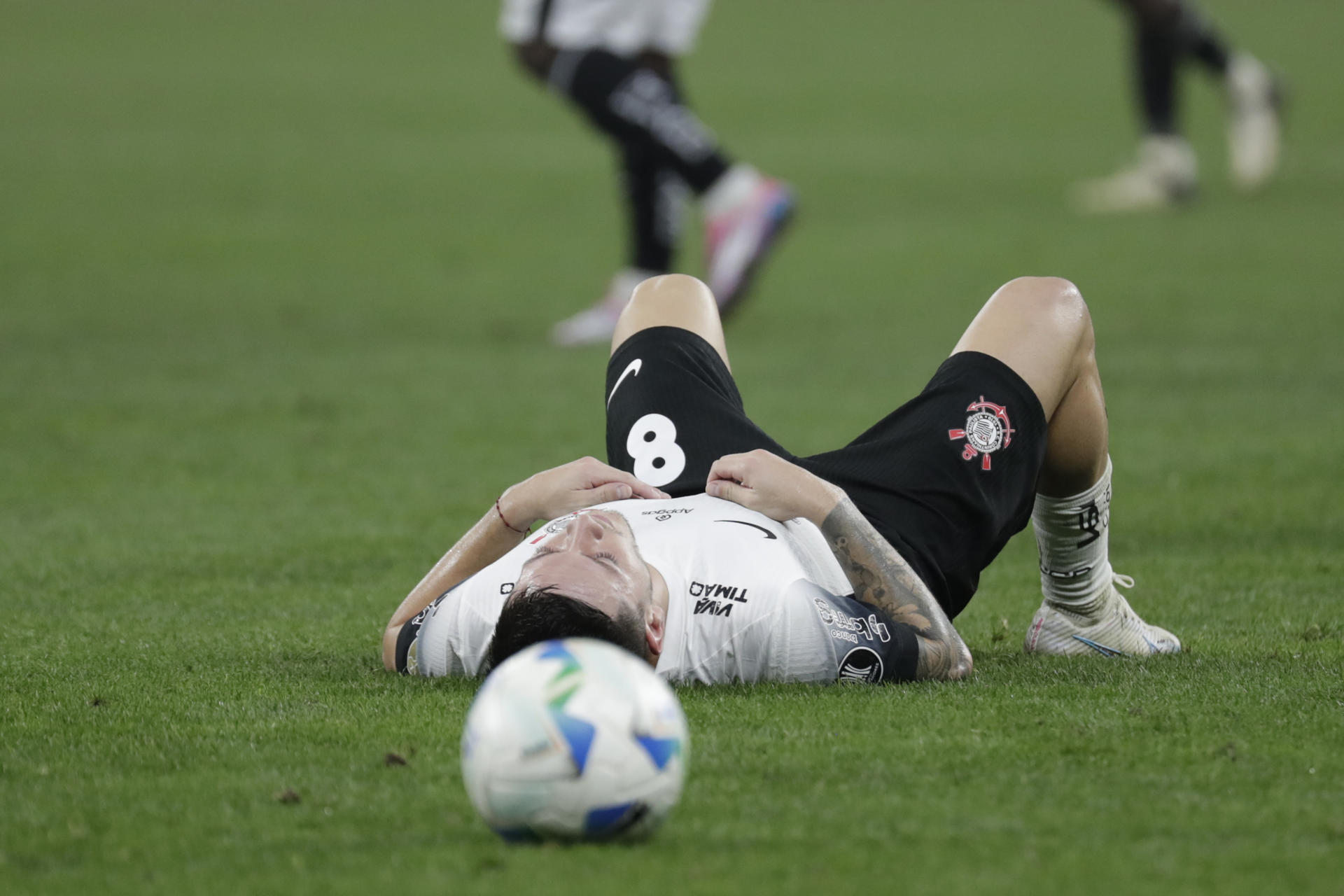 Rodrigo Garro de Corinthians se lamenta tras la eliminación ante Barcelona. EFE/Sebastiao Moreira