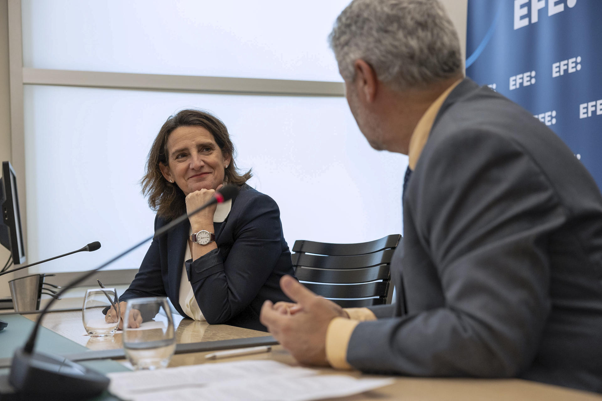 La vicepresidenta ejecutiva de la Comisión Europea (CE) para la Transición Limpia, Justa y Competitiva, Teresa Ribera, conversa con el presidente de EFE, Miguel Ángel Oliver, con motivo de la conmemoración del más de medio siglo de la agencia en Bruselas. EFE/Quinten Bruno