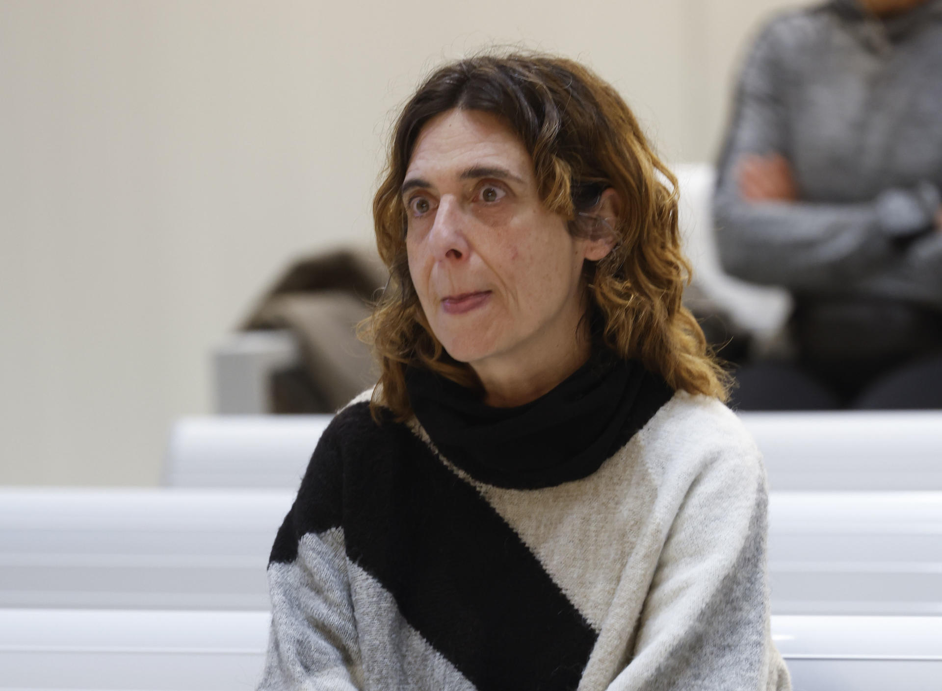 La exdirigente etarra Iratxe Sorzabal se sienta en el banquillo en el juicio que celebra la Audiencia Nacional de Madrid, por la colocación de una bomba en el aeropuerto de Alicante en julio de 1995, que fue encontrada y desactivada sin causar daños. EFE/ J.P. Gandul / POOL