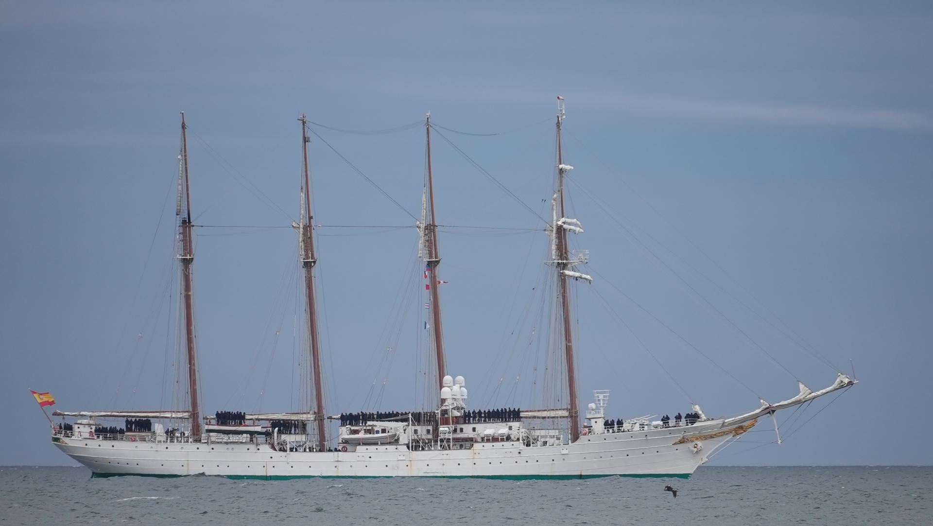 El buque escuela Juan Sebastián de Elcano llega al muelle Prat del Puerto de Punta Arenas este martes, en Punta Arenas (Chile). EFE/ Claudio Monge