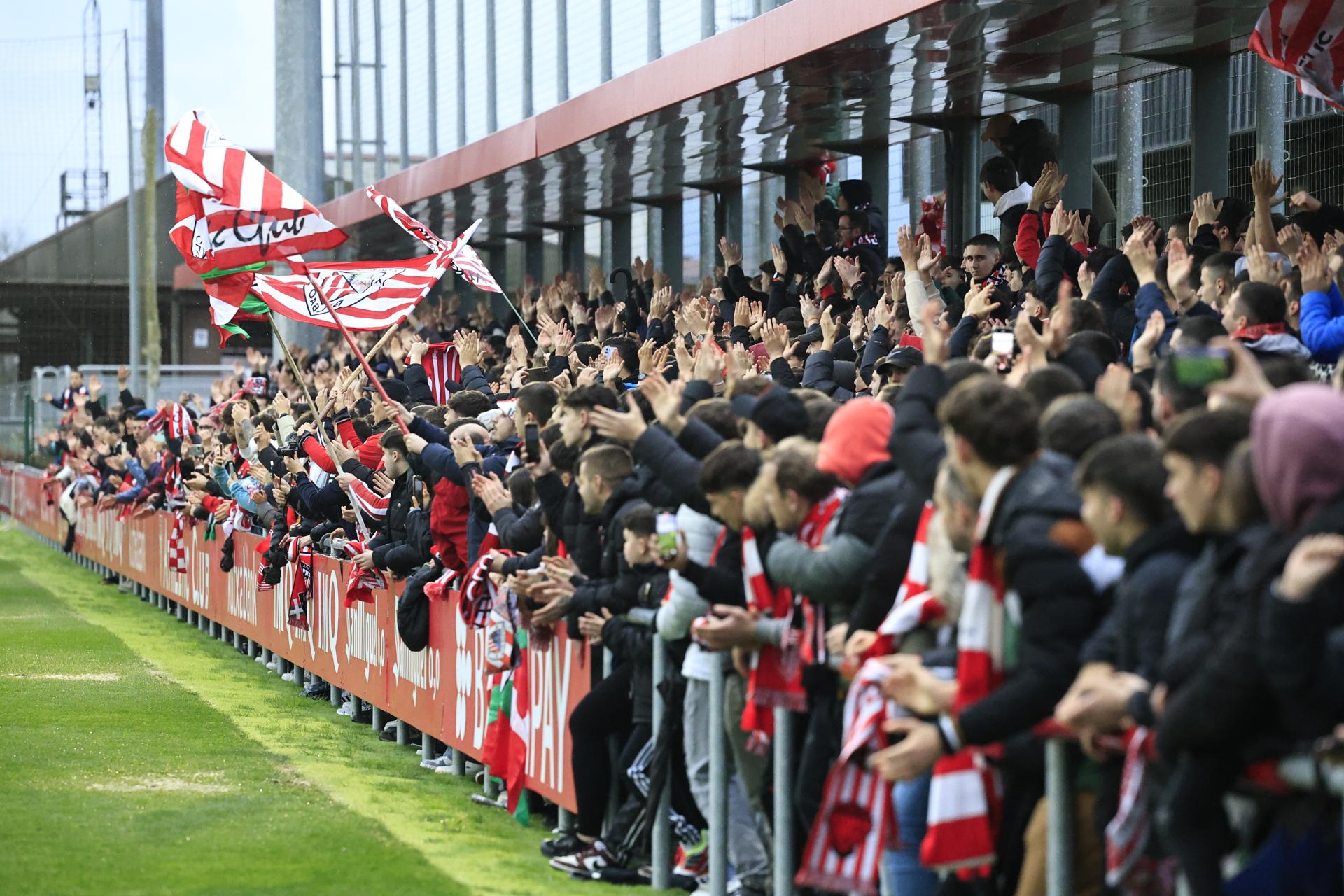 Cientos de aficionados han arropado al Athletic de Bilbao tras el último entrenamiento con el que el conjunto rojiblanco ha preparado este miércoles el partido de Liga Europa del jueves ante la Roma en San Mamés. EFE/ Miguel Toña