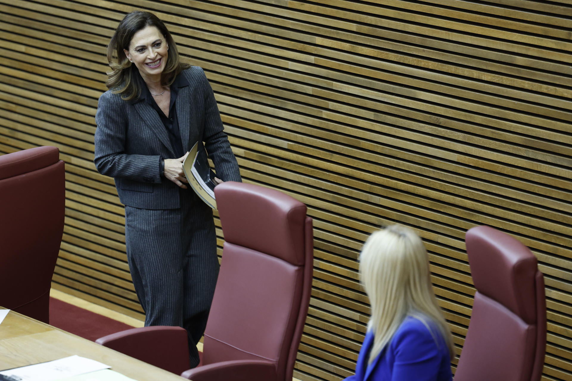 Los votos del PP y Vox han permitido elegir este miércoles a la diputada popular Magdalena González vicepresidenta segunda de Les Corts Valencianes para cubrir la vacante dejada por la socialista Gabriela Bravo hace dos meses, cuando renunció al escaño para regresar a la carrera fiscal. En la imagen González se dirige a ocupar su asiento como vicepresidente segunda. EFE/Ana Escobar
