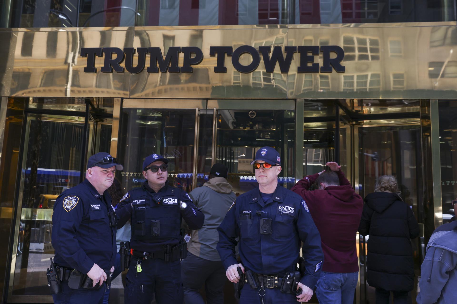 La policía trabaja fuera de Trump Tower después de que manifestantes de Jewish Voice for Peace ocuparan el atrio del edificio, pidiendo la liberación de Mahmoud Khalil, en Nueva York, Nueva York, EE. UU., 13 de marzo de 2025. EFE/SARAH YENESEL