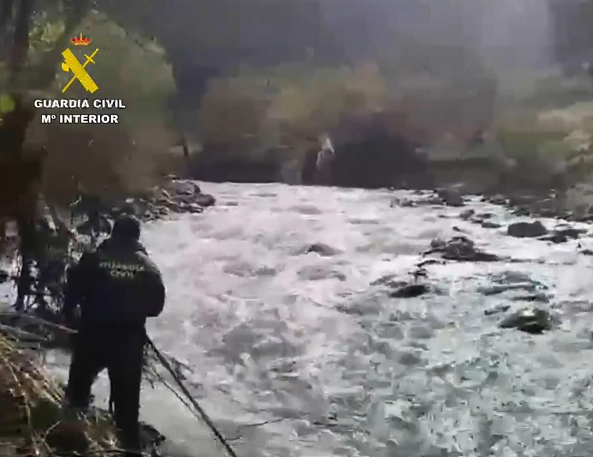 Captura de pantalla del vídeo de la búsqueda por agentes de la Guardia Civil del motorista de 61 años que fue arrastrado por la corriente del río Genal en Pujerra (Málaga) a causa de las últimas lluvias. EFE