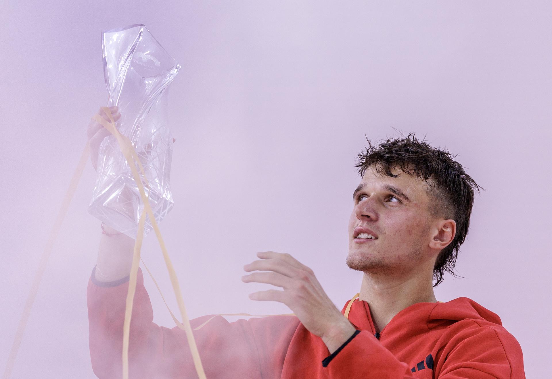 El checo Jakub Mensik sostiene el trofeo tras ganar la Final de Individuales Masculinos en el torneo de tenis Miami Open 2025 en el Hard Rock Stadium de Miami, Florida (EE.UU.). EFE/CRISTOBAL HERRERA-ULASHKEVICH