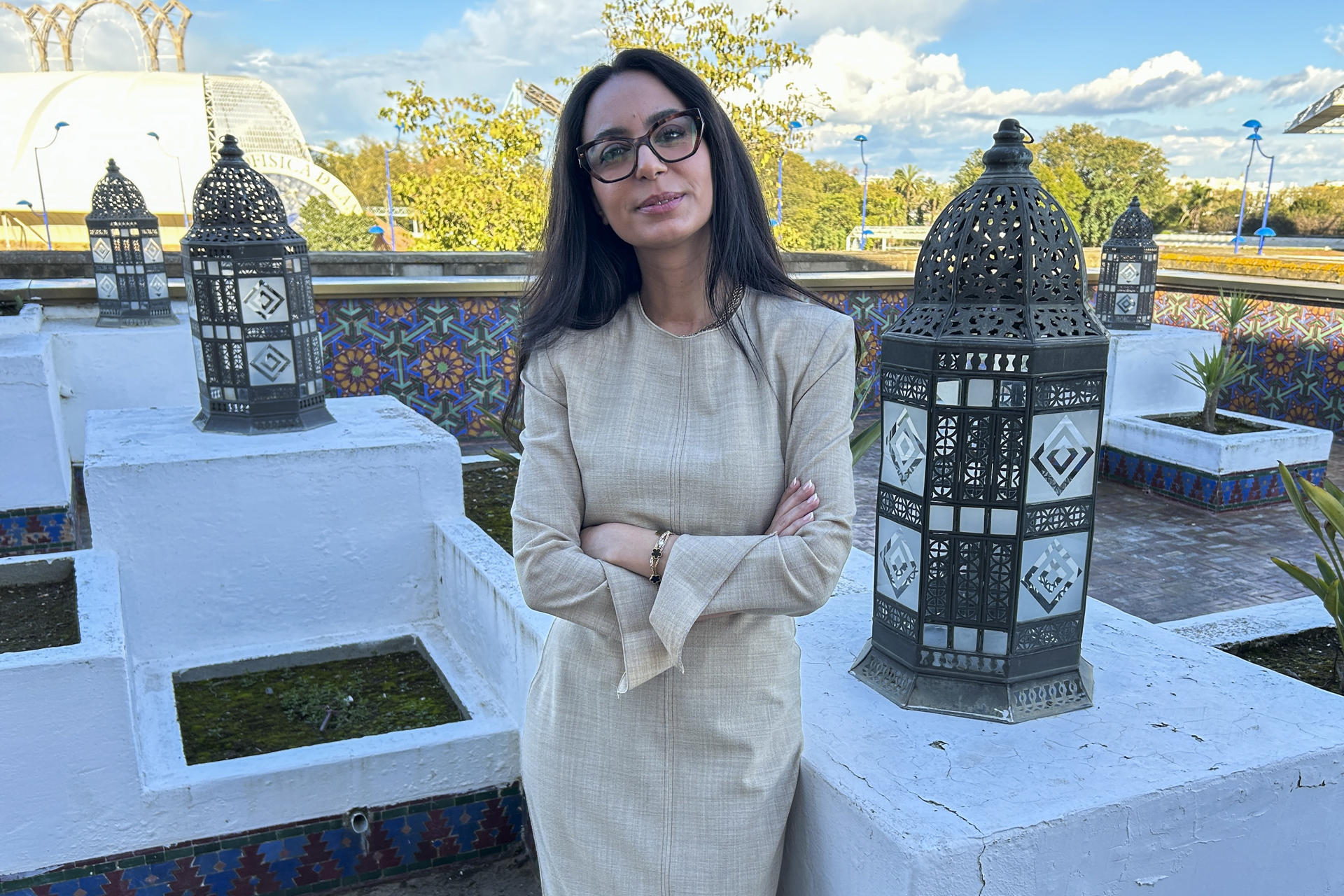 La escritora francesa Kaoutar Harchi, que acaba de publicar ‘Tal como existimos’, con su particular visión sobre su infancia y adolescencia, lamenta, en una entrevista con EFE, que sean pocas las autoras francófonas que llegan al gran circuito literario en España, frente a hombres blancos que lo tienen más fácil. EFE/Fermín Cabanillas