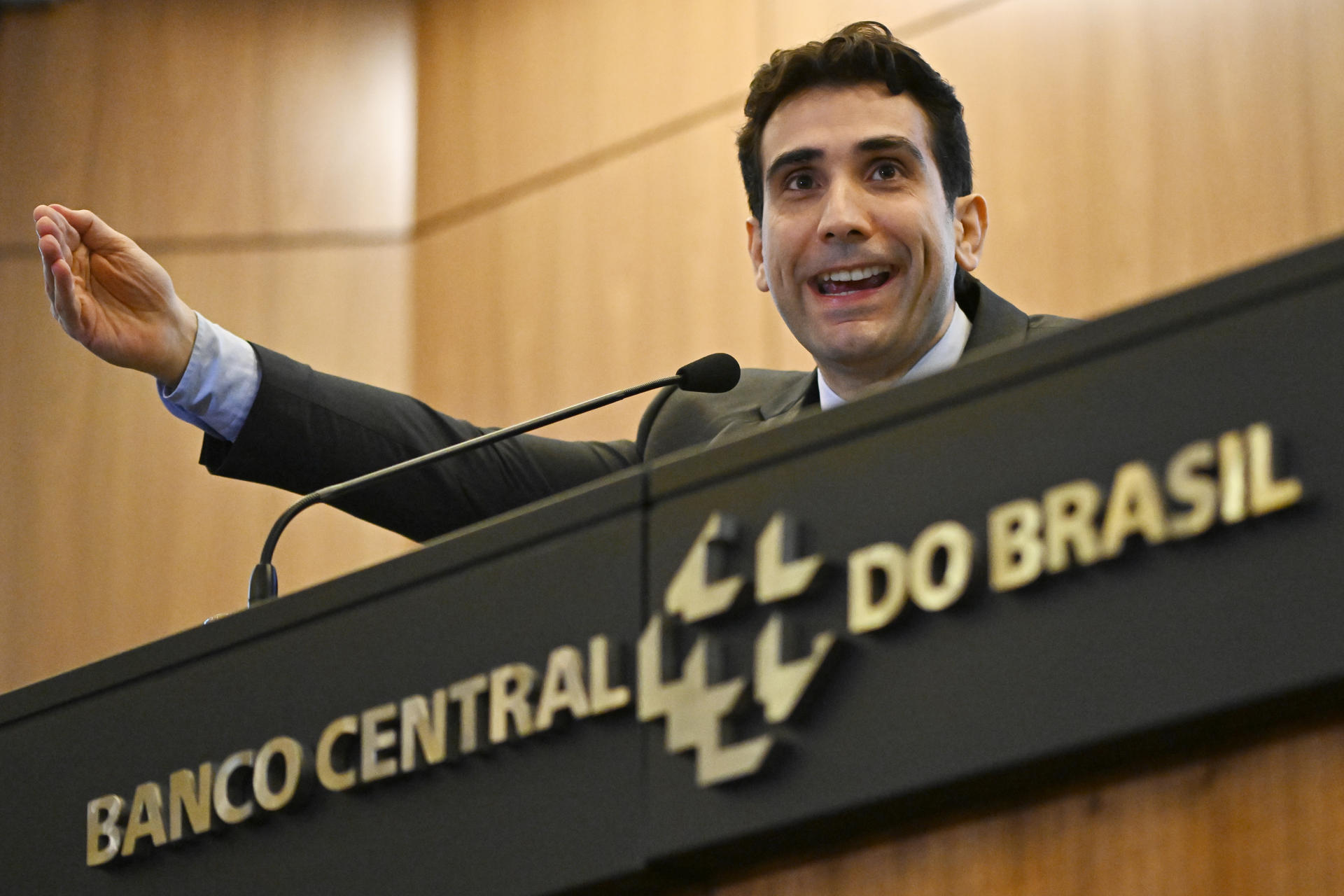 Gabriel Galípolo, director del Banco Central de Brasil, habla durante una rueda de prensa en la sede de la entidad bancaria en Brasilia (Brasil), en una fotografía de archivo. EFE/ Andre Borges