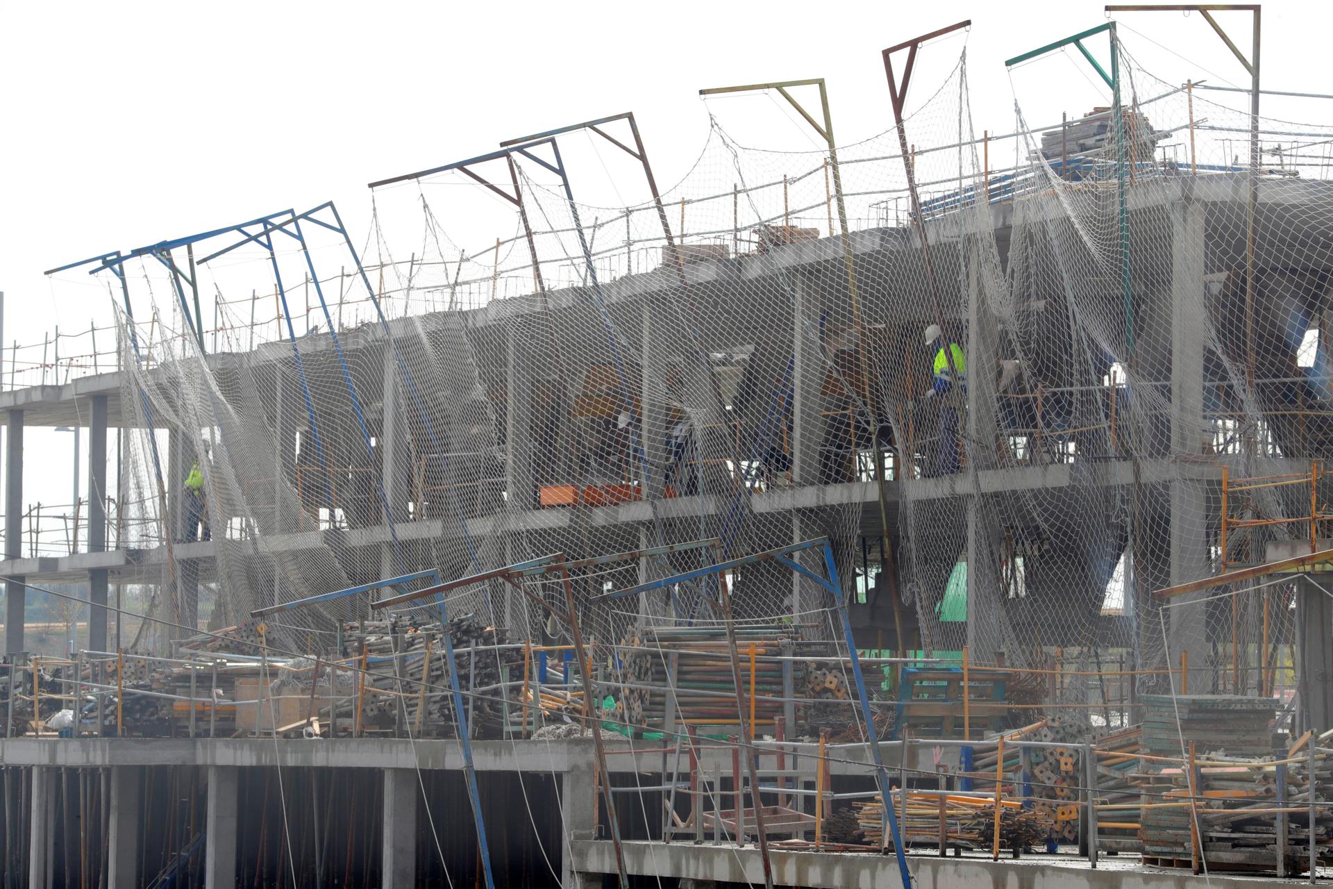Varios obreros trabajan en la construcción de un edificio en una imagen de archivo. EFE/JuanJo Martín