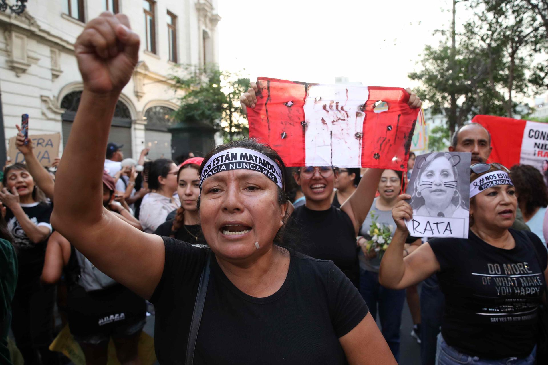 Una mujer participa en una manifestación este viernes, en Lima (Perú). EFE/ Paolo Aguilar