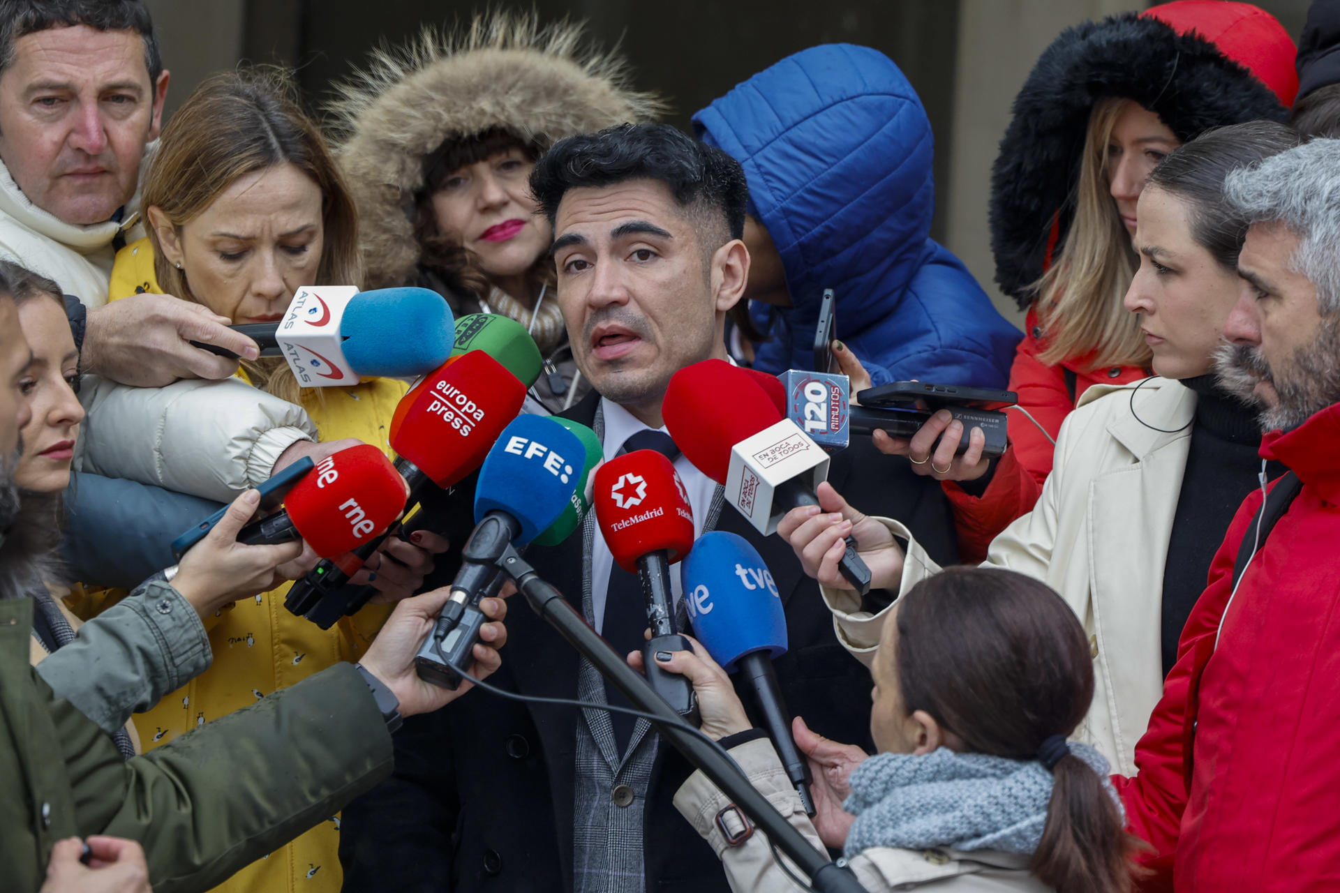 Alfredo Arrién, abogado de la actriz Elisa Mouliáa atiende a los medios a las puertas de los Juzgados de Plaza Castilla donde el juez que investiga al exportavoz parlamentario de Sumar Íñigo Errejón por un delito de agresión sexual ha citado este viernes como testigos a varios asistentes a la fiesta en la que el exdiputado coincidió con la actriz Elisa Mouliáa el 8 de octubre de 2021. EFE/Sergio Pérez