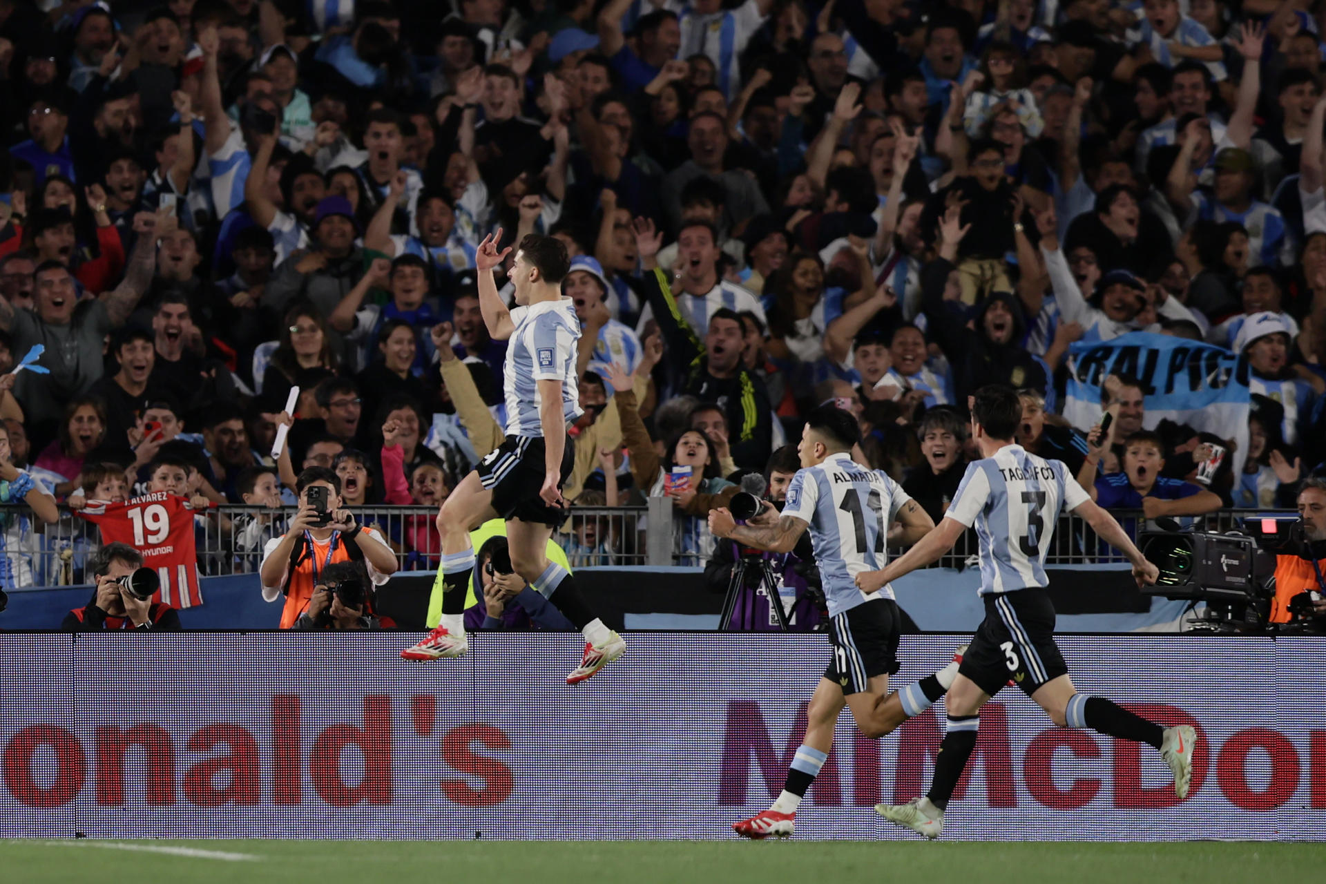 El delantero del Atlético de Madrid Julián Álvarez (i) celebra un gol marcado con Argentina frente a Brasil, este martes, en el estadio Monumenta en Buenos Aires. EFE/ Luciano González