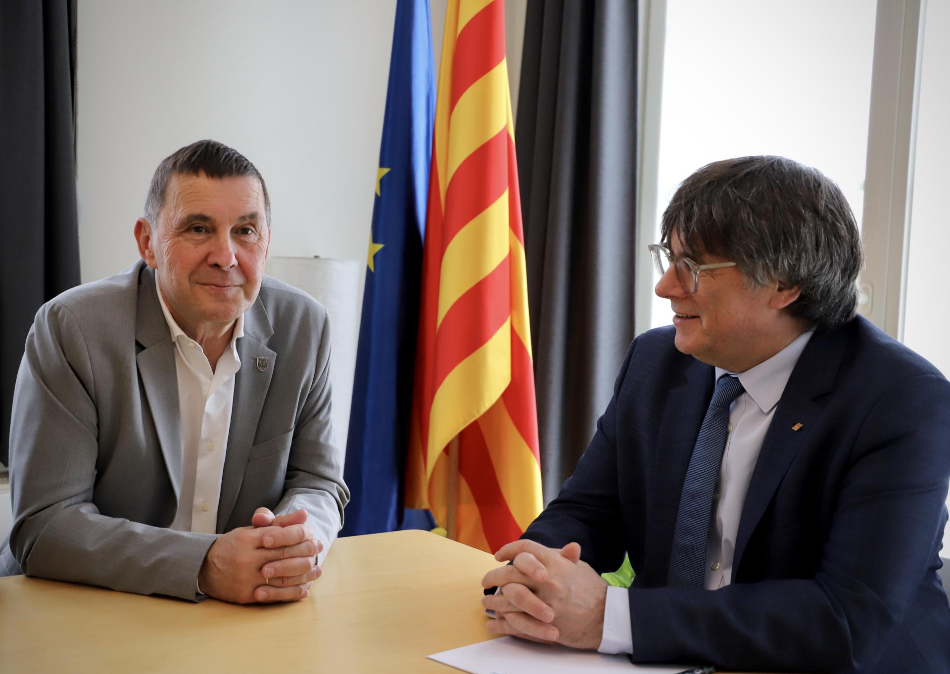 El expresident catalán Carles Puigdemont (d), este martes en Waterloo (Bélgica) con el líder de EH Bildu, Arnaldo Otegi. EFE/EH Bildu/***SOLO USO EDITORIAL/SOLO DISPONIBLE PARA ILUSTRAR LA NOTICIA QUE ACOMPAÑA (CRÉDITO OBLIGATORIO)***
