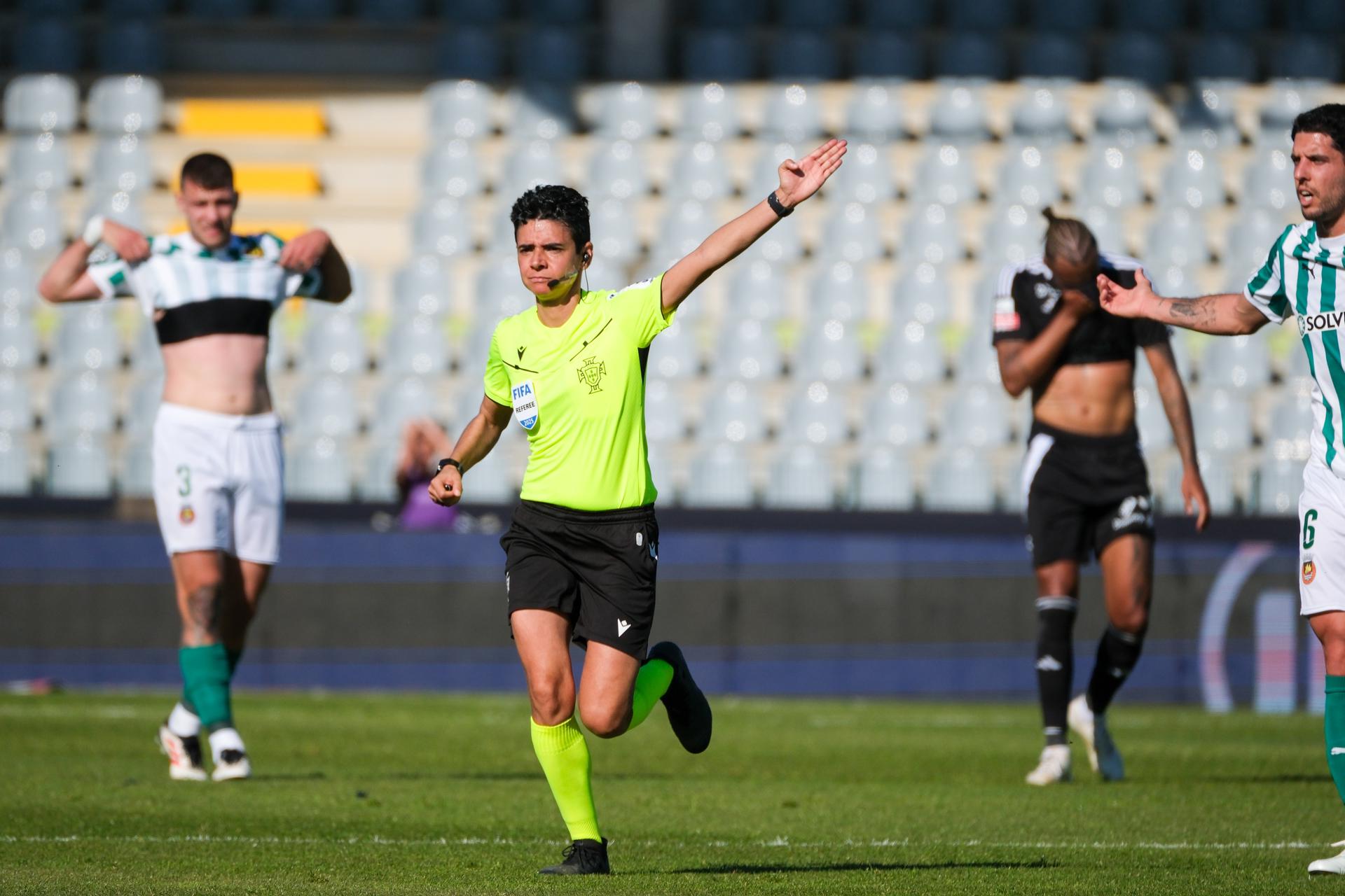 La árbitra Catarina Campos, árbitra principal del encuentro entre el Casa Pia y el Rio Ave, disputado en el Estadio de Rio Maior. EFE/EPA/CARLOS BARROSO