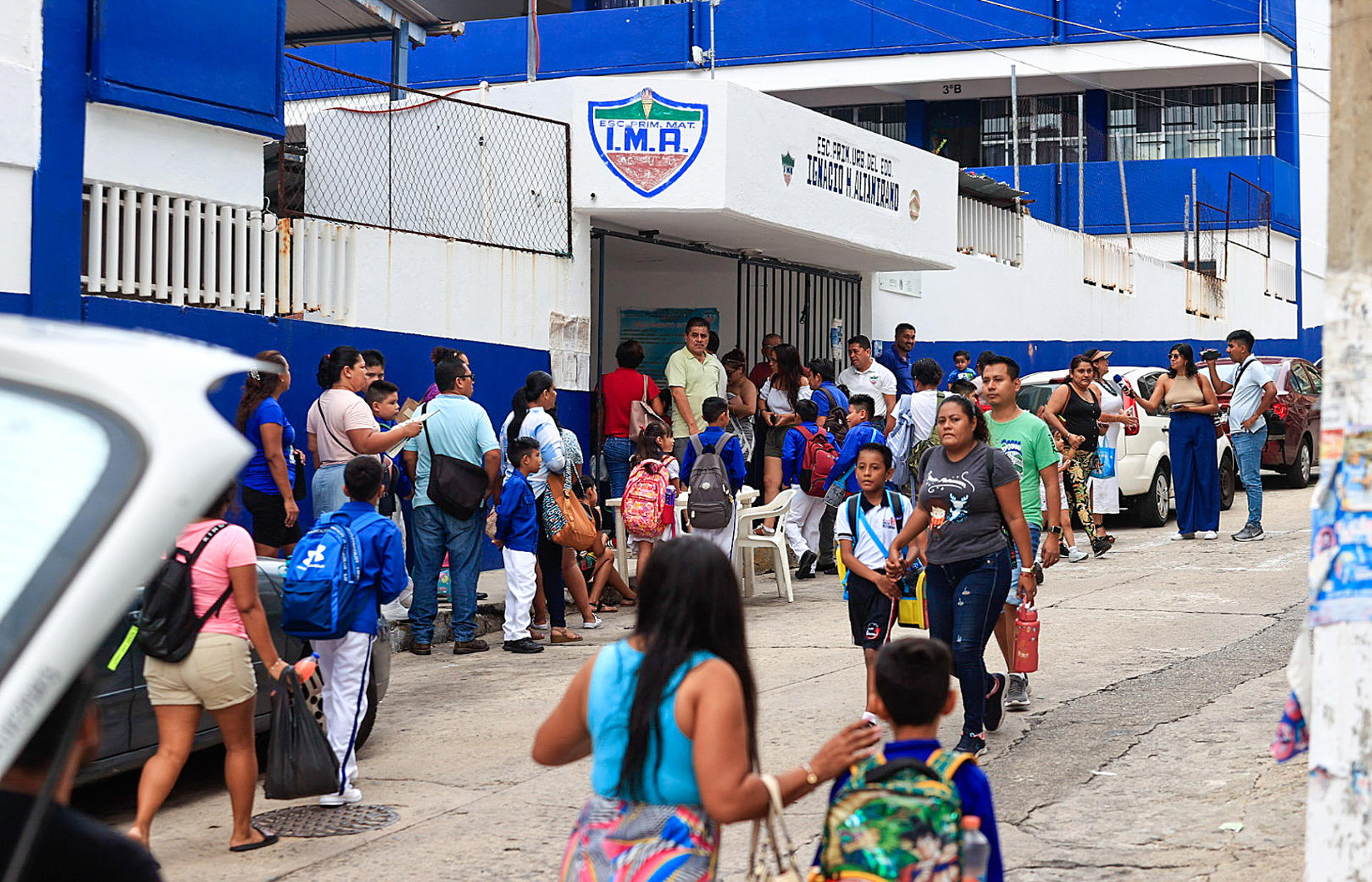 Fotografía de archivo en la que se registró a un grupo de estudiantes al ingresar a una institución de educación básica en el balneario de Acapulco (estado de Guerrero, México). EFE/David Guzmán