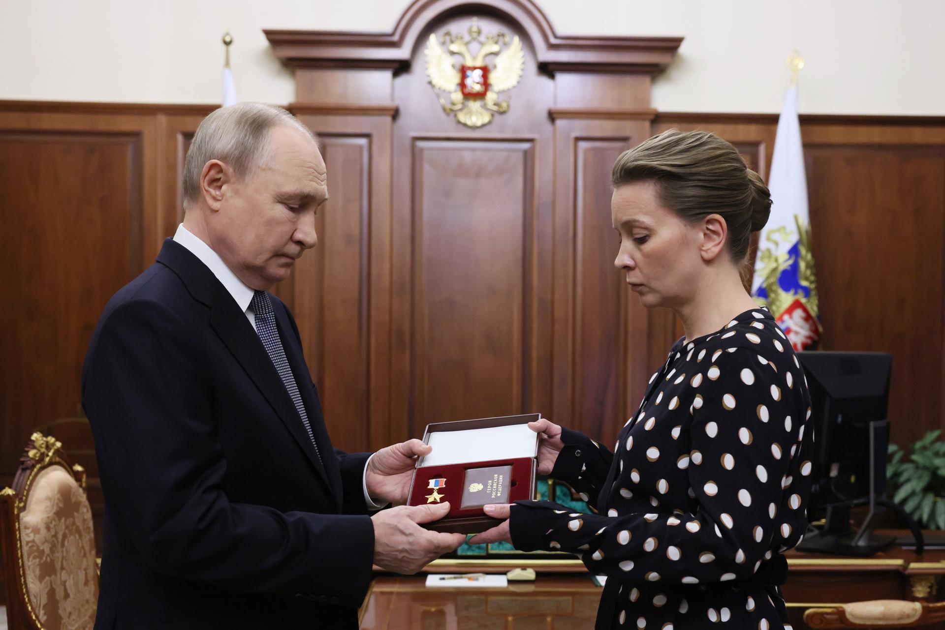 El presidente ruso Vladimir Putin (izquierda) se reúne con Olga Chebnyova, la viuda del comandante del batallón del 9º regimiento de fusileros motorizados del 11º cuerpo de ejército, Sergei Chebnyov, quien murió el 18 de agosto de 2024 en la región de Kursk en medio de la operación militar especial de Rusia, en el Kremlin de Moscú, Rusia, 06 de marzo de 2025. Chebnyov fue galardonado póstumamente con la medalla de la Estrella de Oro de Héroe de Rusia. (Rusia, Moscú) EFE/EPA/MIKHAIL METZEL/SPUTNIK/GRUPO DEL KREMLIN CRÉDITO OBLIGATORIO