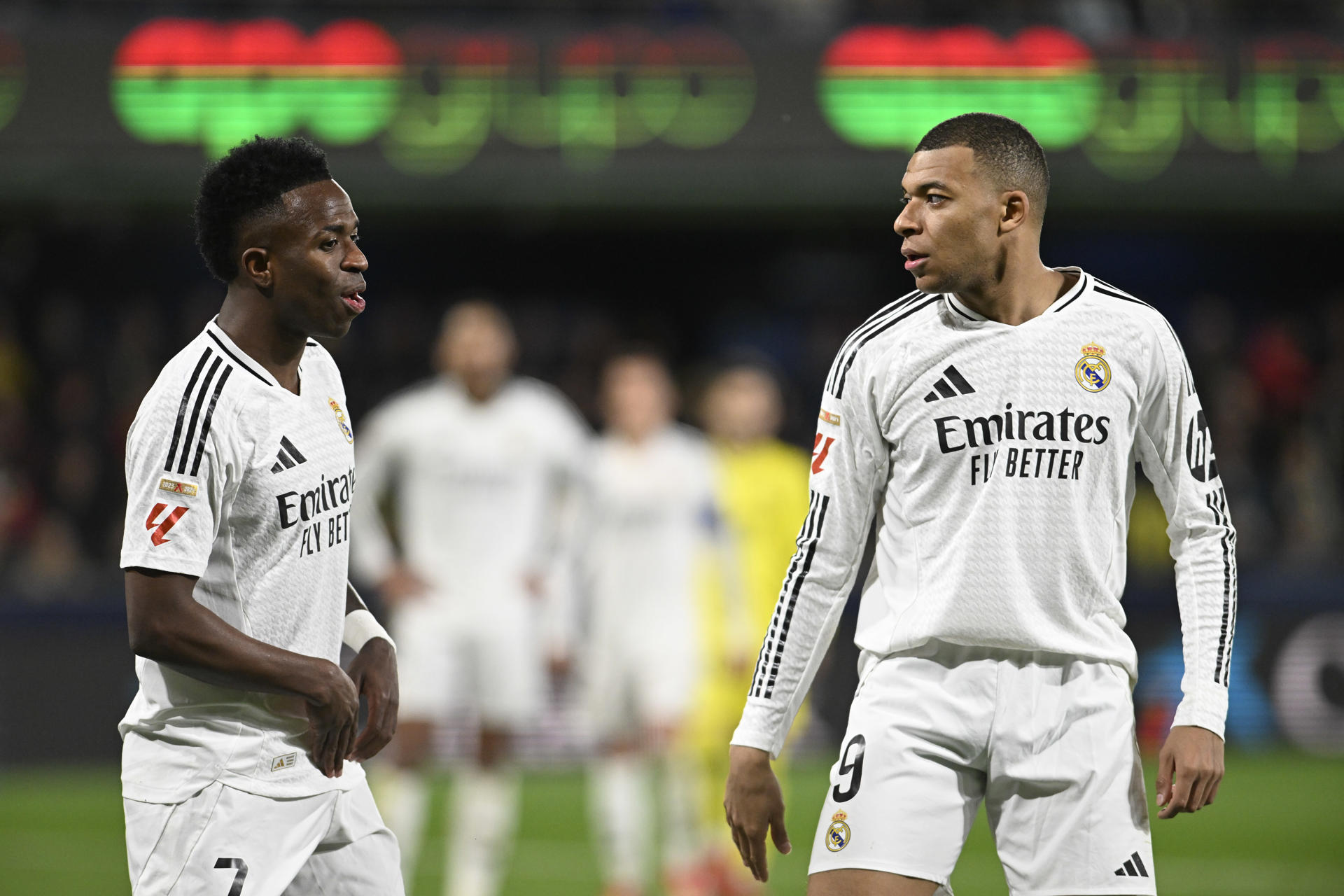 El brasileño Vinicius Junior (i) y el francés Kylian Mbappé, jugadores del Real Madrid. EFE/ANDREU ESTEBAN