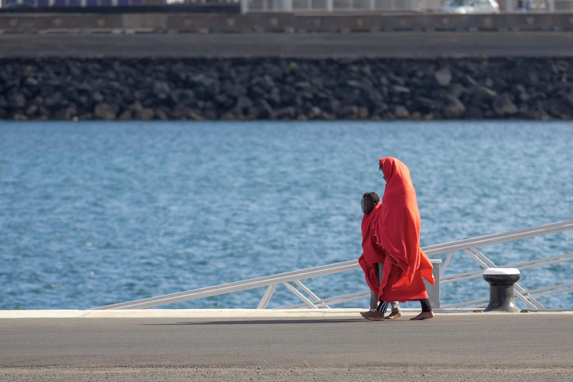 Imagen de dos inmigrantes en el puerto de Arracife . EFE/ Adriel Perdomo