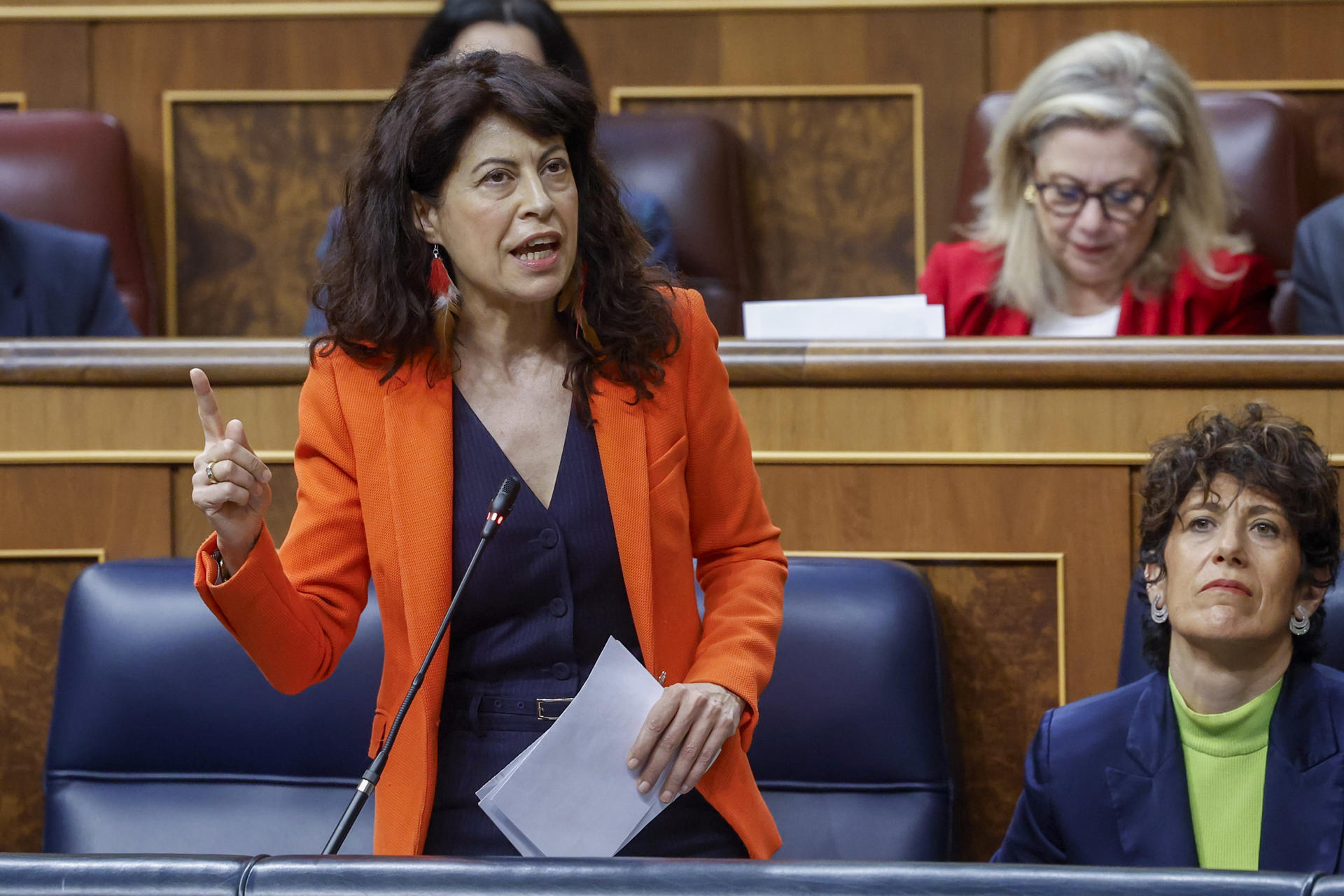 La ministra de Igualdad, Ana Redondo, durante su intervención en la sesión de control al Ejecutivo que tiene lugar este miércoles en el Congreso. EFE/ JUAN CARLOS HIDALGO