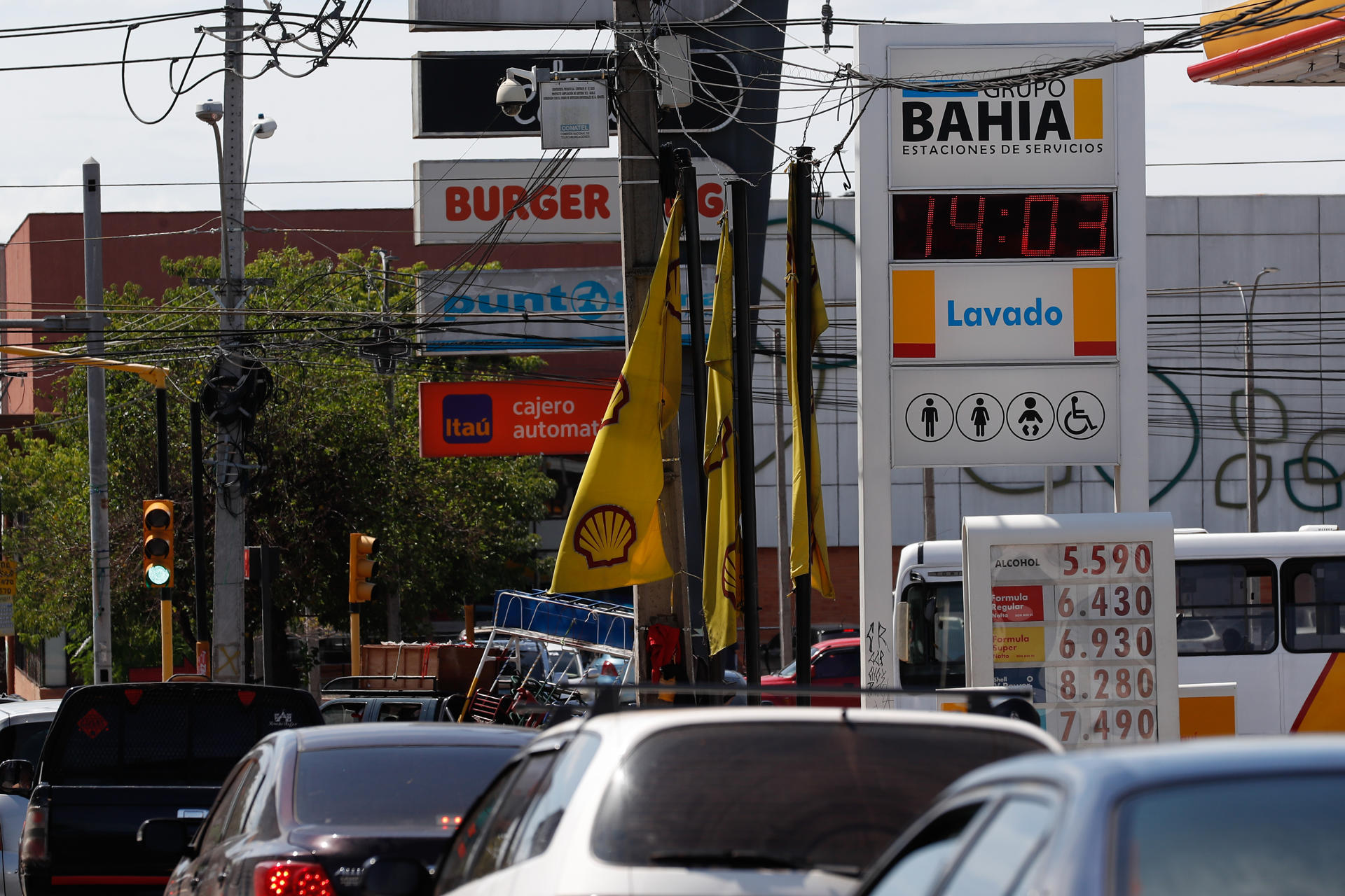 Fotografía de un reloj en una estación de gasolina este domingo, en Ypané (Paraguay). EFE/ Juan Pablo Pino