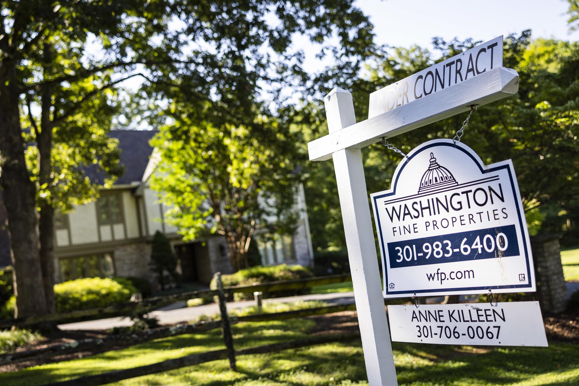 Un cartel inmobiliario en el exterior de una vivienda unifamiliar en Potomac, Maryland, EE.UU.. EFE/JIM LO SCALZO