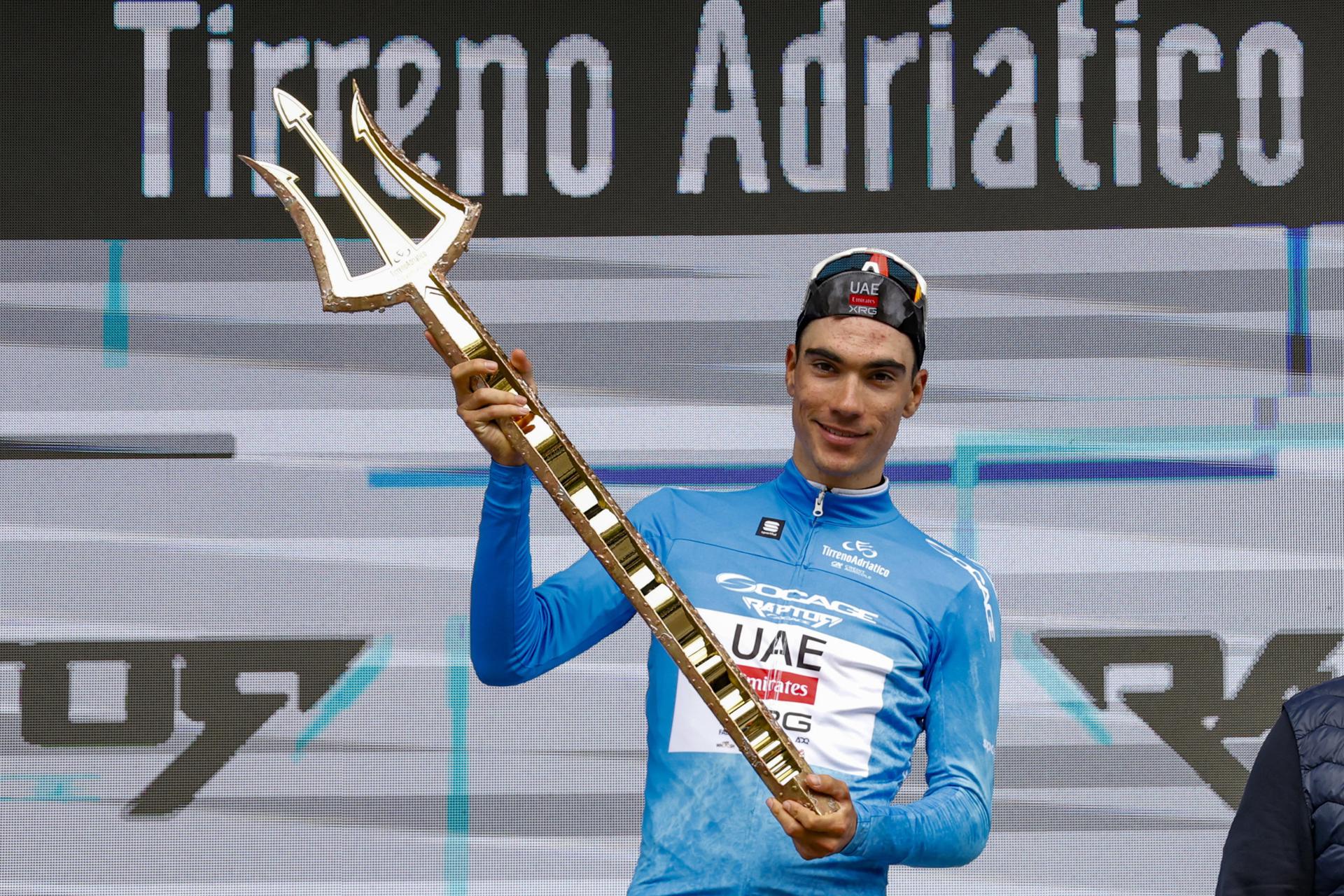 El español Juan Ayuso, del UAE, campeón de la Tirreno Adriático, celebra su victoria en la meta de San Benedetto del Tronto, Italia. EFE/EPA/ROBERTO BETTINI
