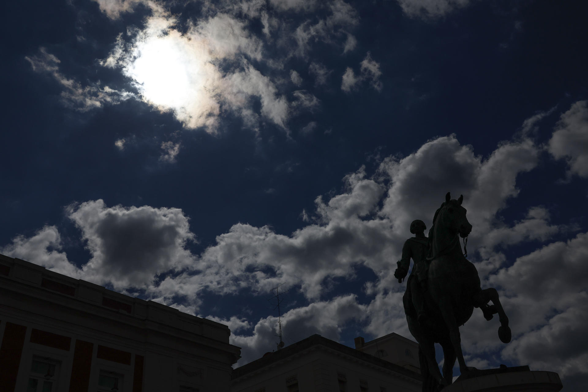 Tras las lluvias de las últimas semanas, la situación meteorológica irá ganando estabilidad en casi toda España, con precipitaciones acotadas al extremo norte y a Baleares y con temperaturas que irán subiendo hasta registrar 25 grados. EFE/ Mariscal