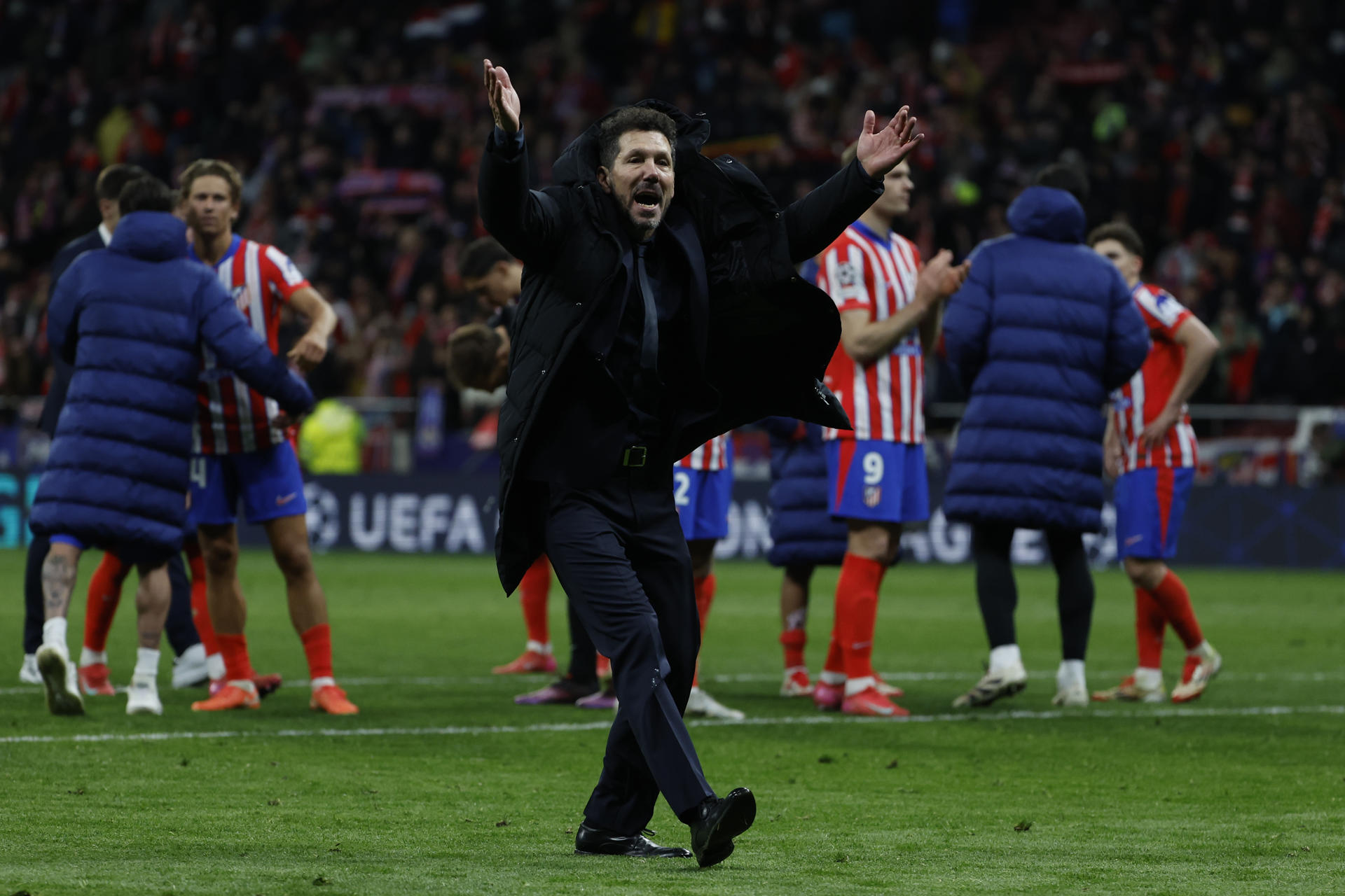 El entrenador del Atlético, Diego Simeone, al término del partido de vuelta de los octavos de final de la Liga de Campeones que Atlético de Madrid y Real Madrid han disputado en el estadio Metropolitano. EFE/Juanjo Guillén