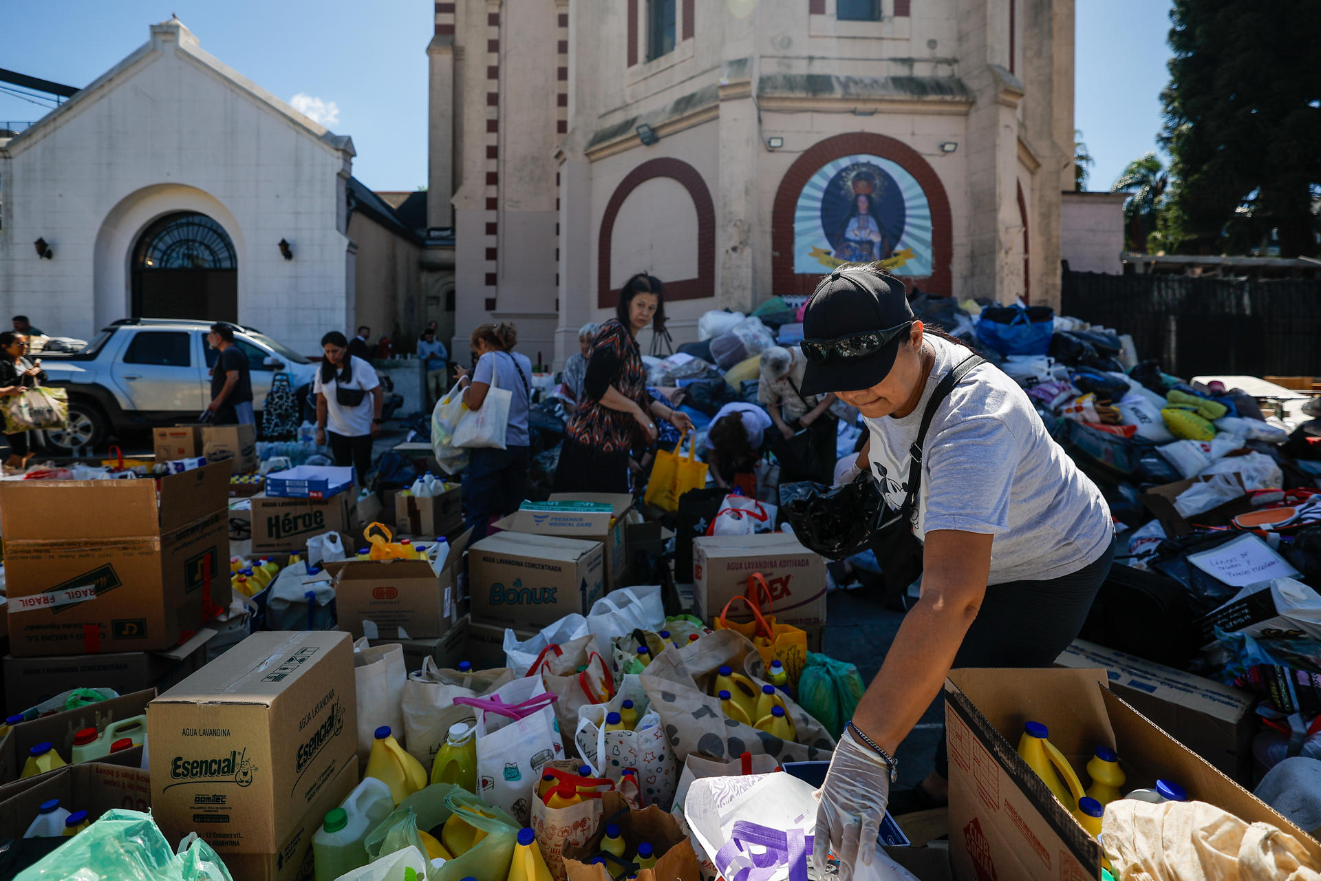 Personas participan en una jornada de donaciones para los afectados por las inundaciones de Bahía Blanca este lunes, en la Parroquia Nuestra Señora de Caacupé en el Barrio de Caballito, Buenos Aires (Argentina). EFE/ Juan Ignacio Roncoroni