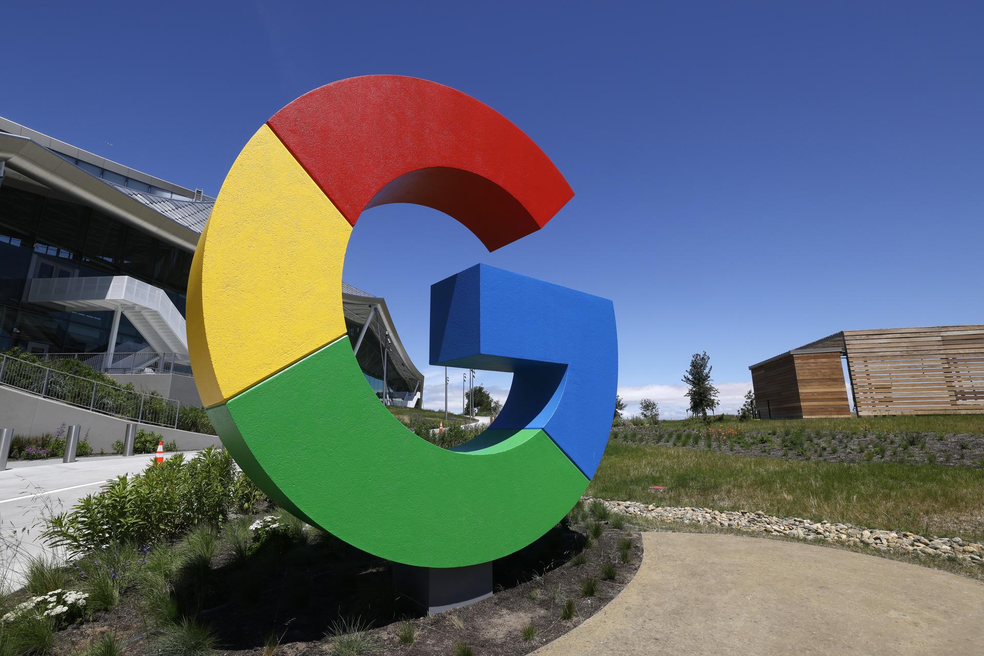 Fotografía de archivo del logotipo de Google.
EFE/EPA/JOHN G. MABANGLO
EEUU GOOGLE: Mountain View (Estados Unidos), 16/05/2022.- Vista del logotipo de Google durante un pase a los medios por el campus de la compañía en Mountain View, California, Estados Unidos este martes llamado Bay View Building (BV100). EFE/ John G. Mabanglo