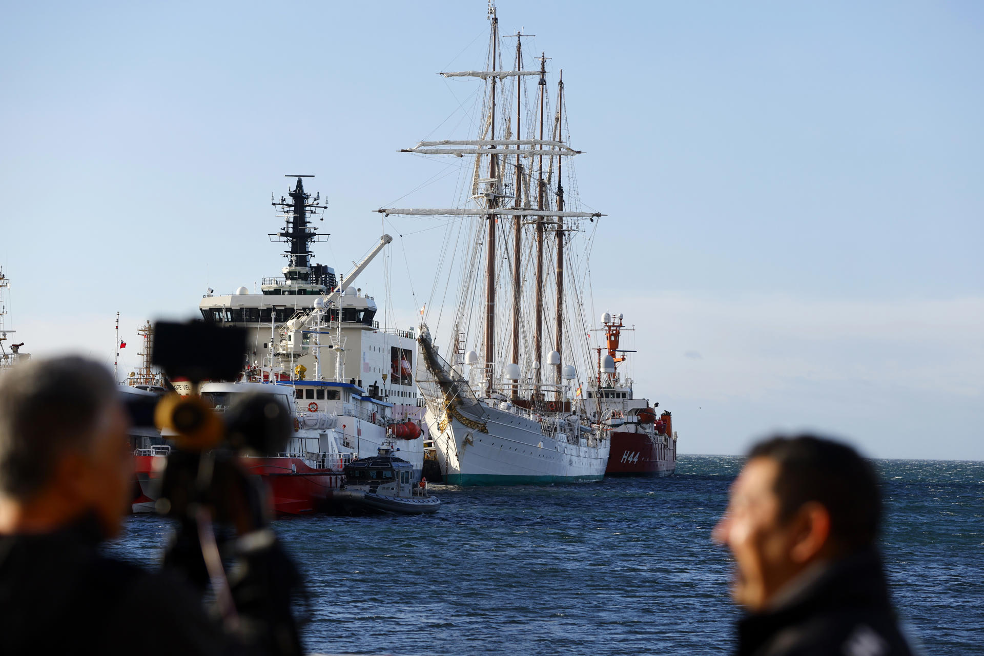 Personas observan el buque escuela Juan Sebastián de Elcano este miércoles, durante el segundo día del arribo a Punta Arenas (Chile). EFE/ Paul Plaza