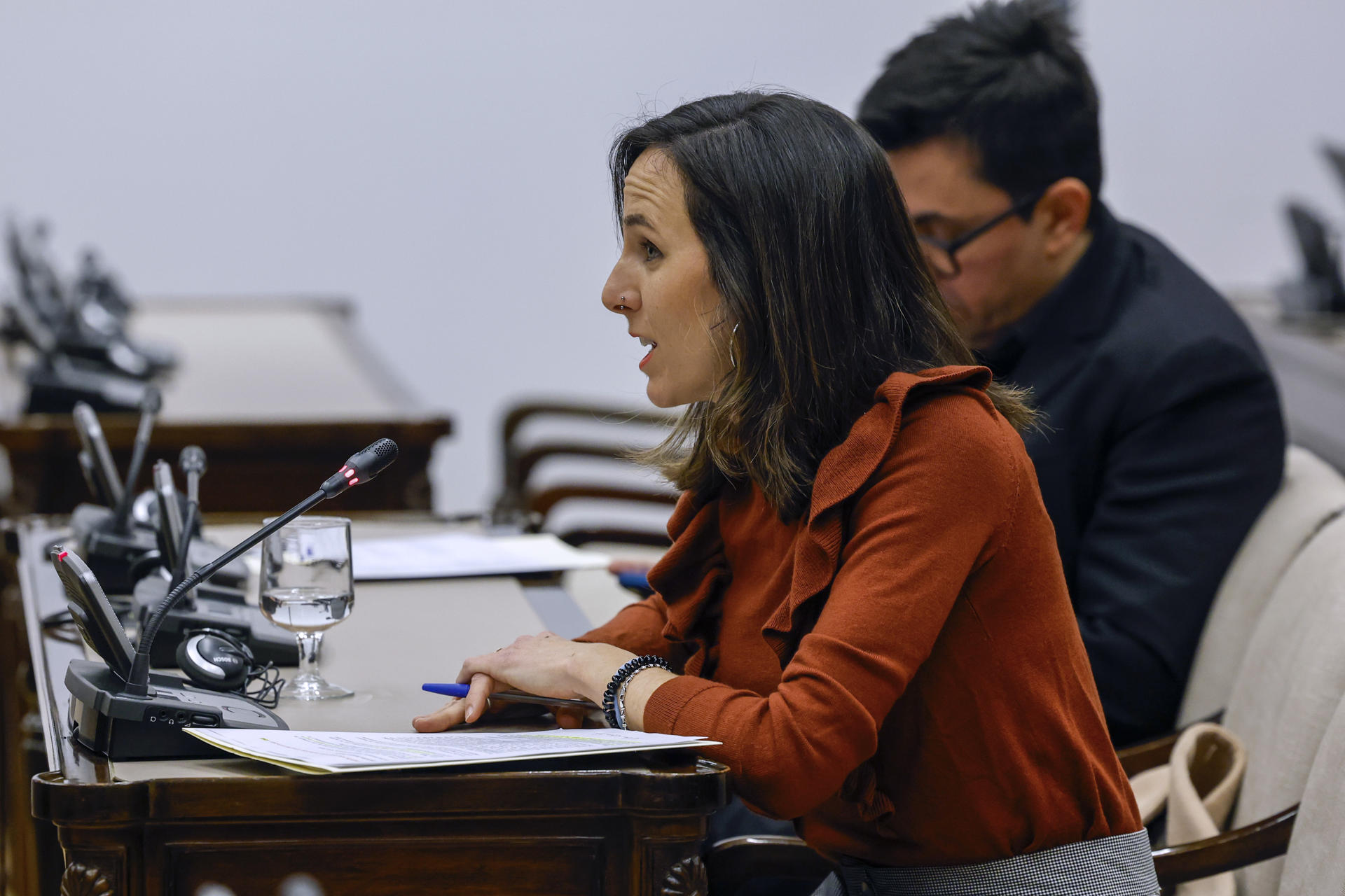 La líder de Podemos, Ione Belarra durante la comisión de investigación del Congreso sobre la llamada operación Cataluña, en la que comparecen el expresidente del Gobierno Mariano Rajoy y el exministro del Interior Jorge Fernández Díaz, este miércoles. EFE/  JJ. Guillén

