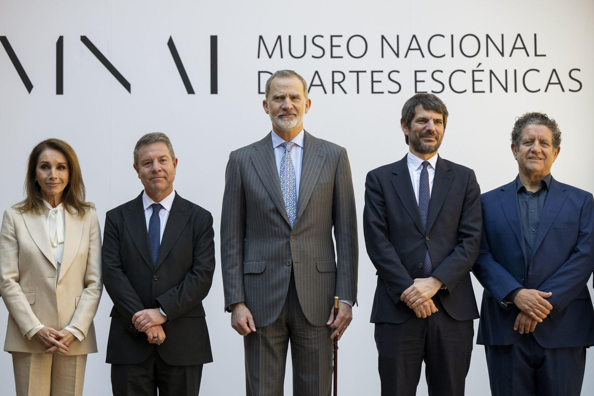 El rey Felipe VI, junto al ministro de Cultura, Ernest Urtasun (2d), el presidente de Castilla-La Mancha, Emiliano García-Page (2i), y los actores Ana Belén (i) y Pedro Casablanc (d), durante la inauguración este jueves, coincidiendo con la celebración del Día Mundial del Teatro, el nuevo Museo Nacional de Artes Escénicas (MNAE), que tiene su sede en el histórico Palacio de los Maestres de Calatrava, en la ciudad de Almagro (Ciudad Real), apoyando así la cultura que genera este país a través de las artes escénicas. EFE/Jesús Monroy
