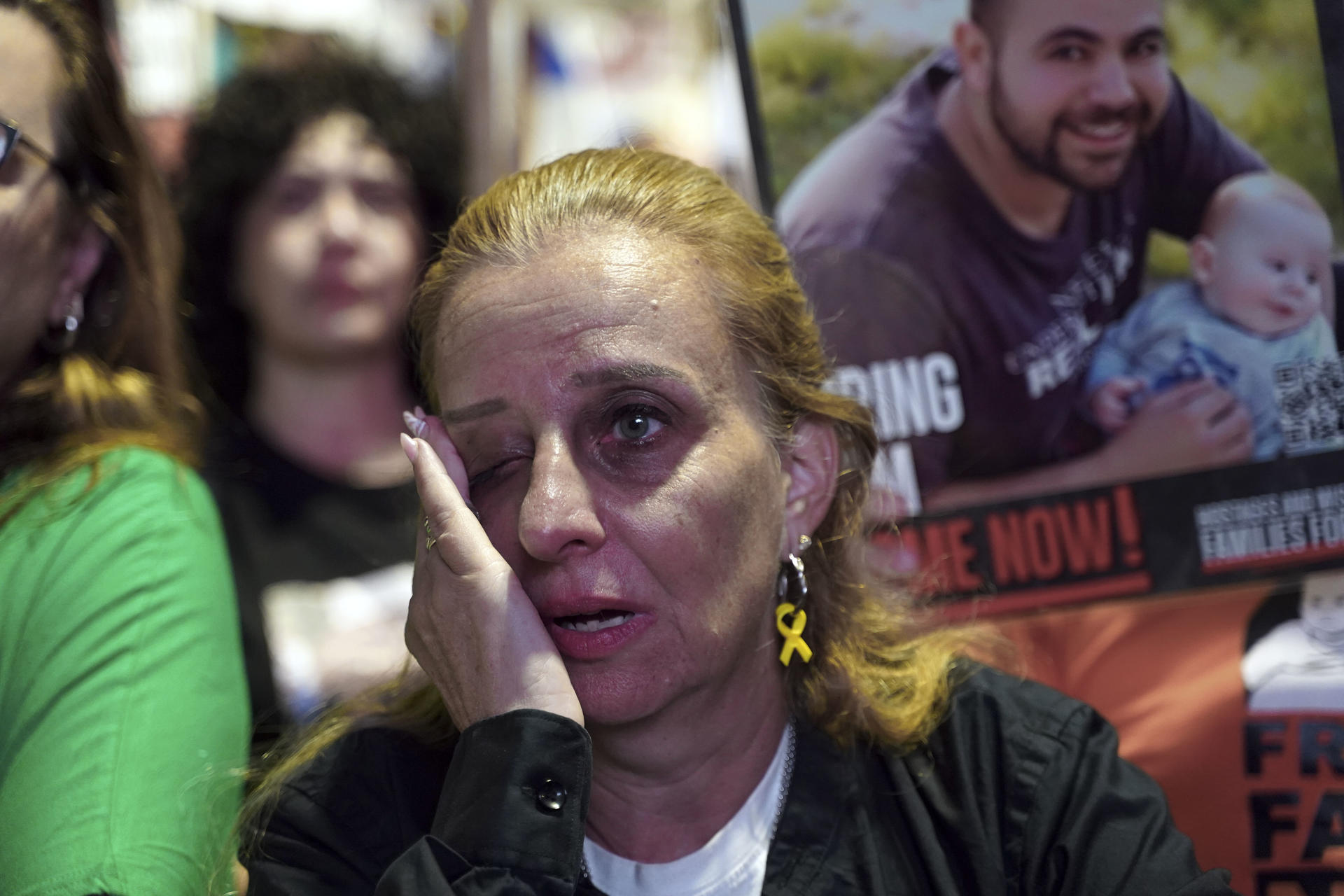 Imagen de archivo de una mujer llorando en una manifestación convocada en Tel Aviv para exigir la liberación de los rehenes que permanecen en Gaza. EFE/Alejandro Ernesto
