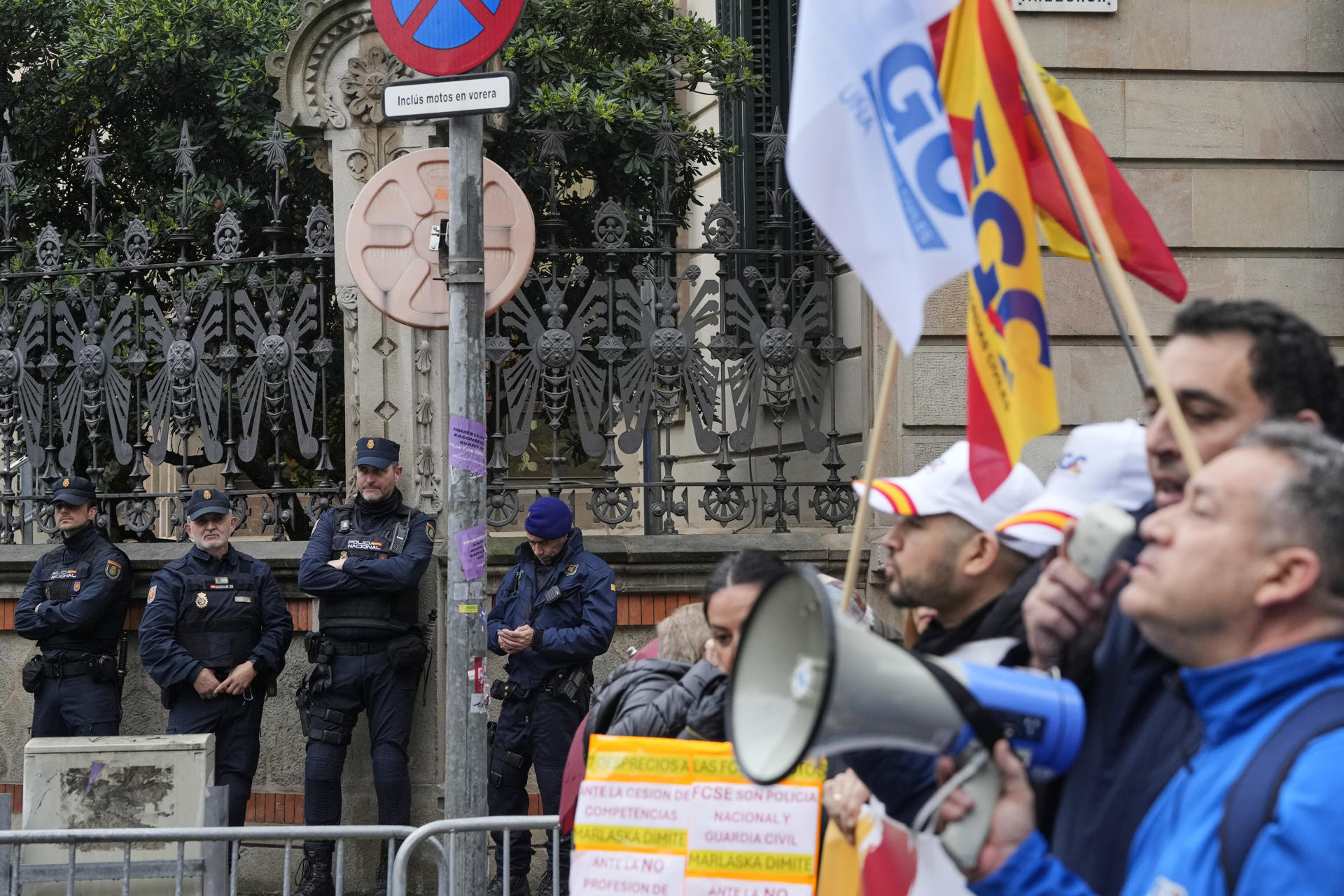 Asociaciones y sindicatos de la Guardia Civil y la Policía Nacional convocaron este mediodía en Barcelona una concentración ante la Delegación del Gobierno en Cataluña en protesta por el acuerdo entre PSOE y Junts que permite a los Mossos d'Esquadra asumir competencias en control de la inmigración. EFE/Alejandro García