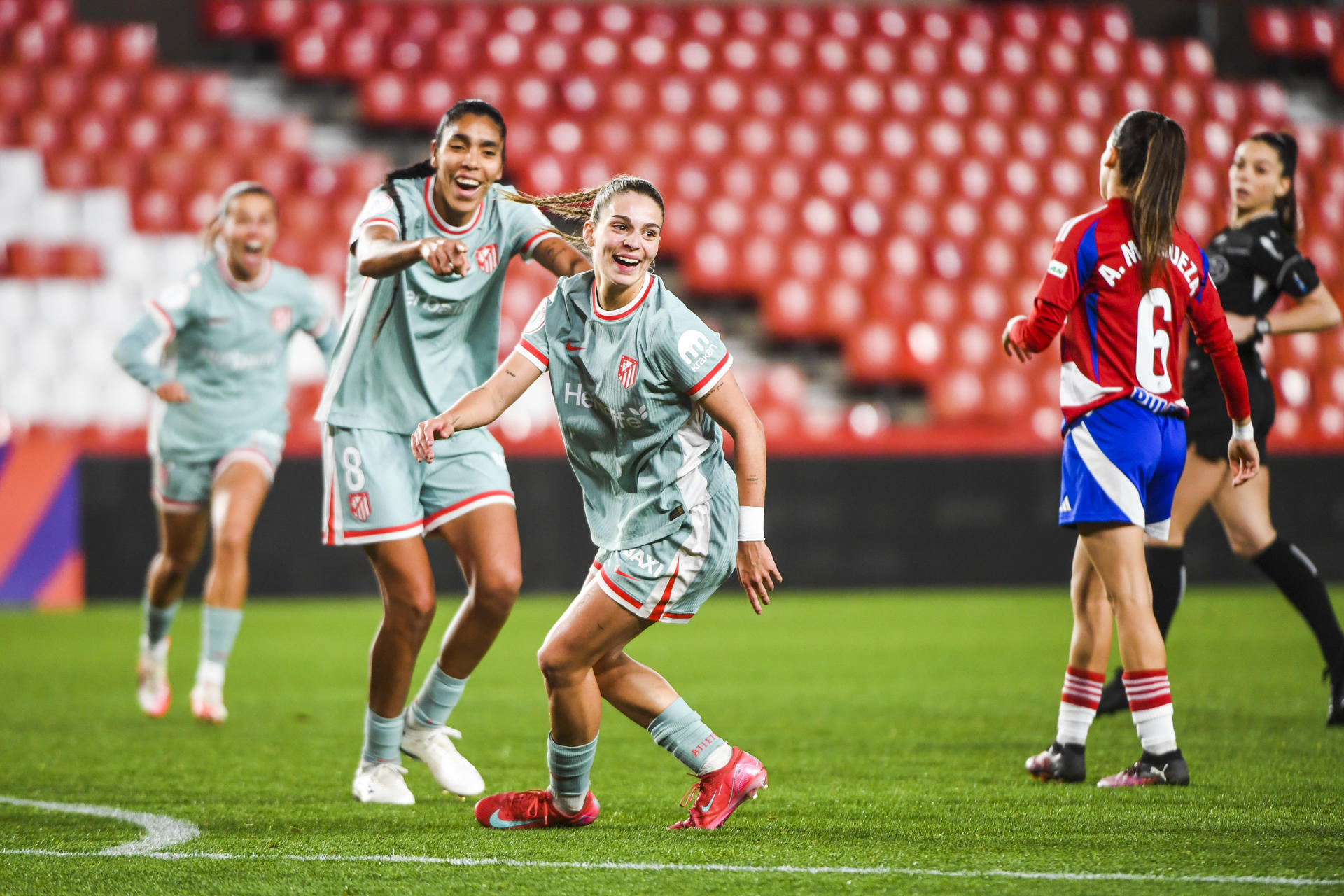 La delantera brasileña del Atlético Giovana Queiroz celebra tras anotar el segundo gol de su equipo este miércoles, durante el primer partido de semifinales de la Copa de la Reina, entre el Granada CF y el Atlético de Madrid, disputado en el nuevo los Cármenes en Granada (Andalucía). EFE/ Miguel Angel Molina